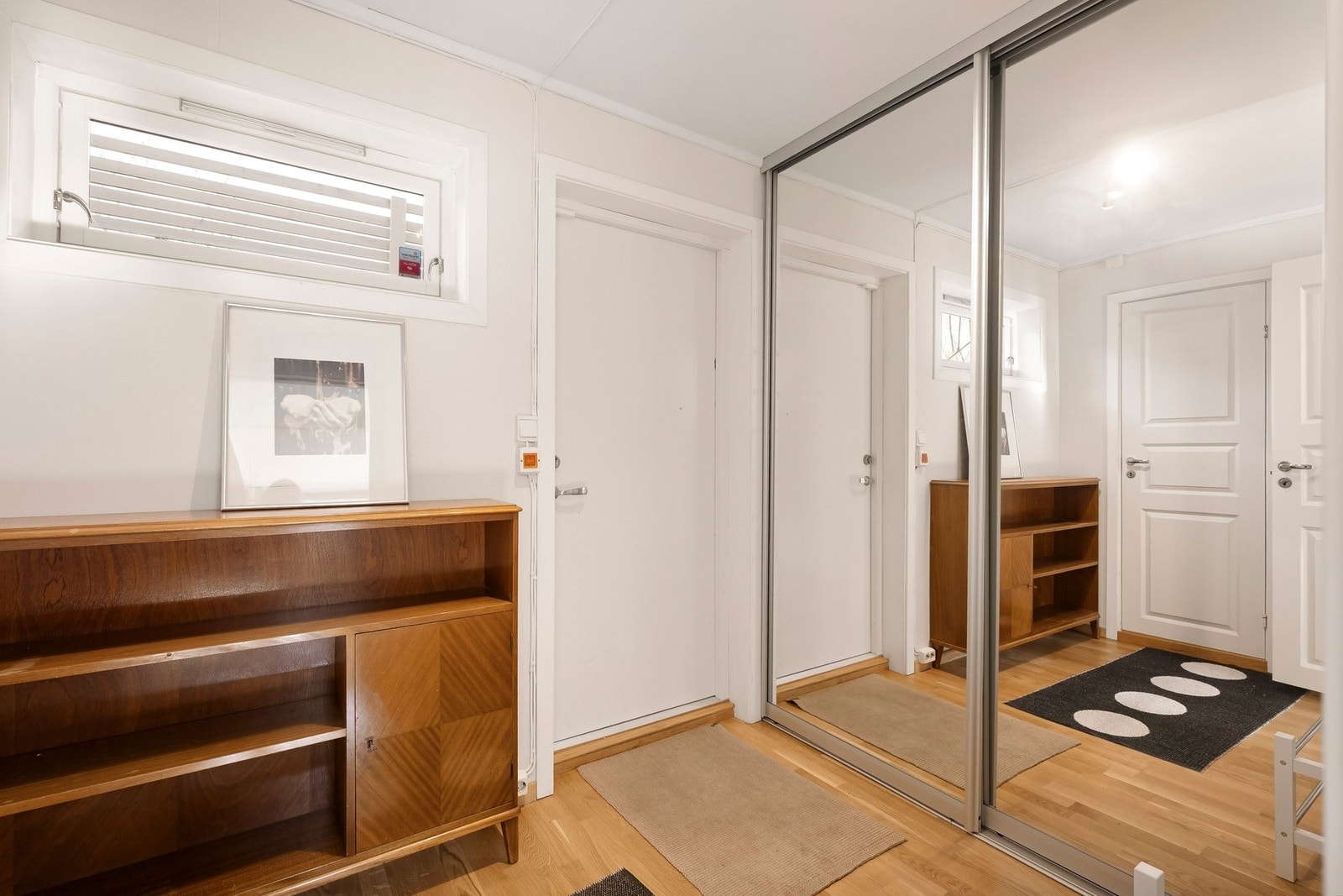 Entreen har en skyvedørsgarderobe med speilfronter. Galleribilde