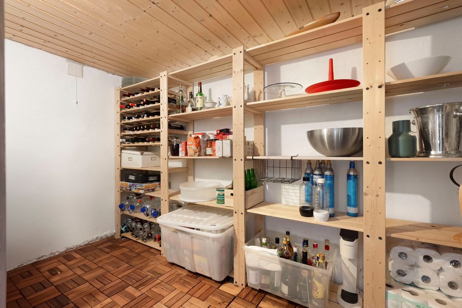 Fra kjellerstuen er det inngang til en innvendig bod som byr på ekstra lagringsplass. Galleribilde