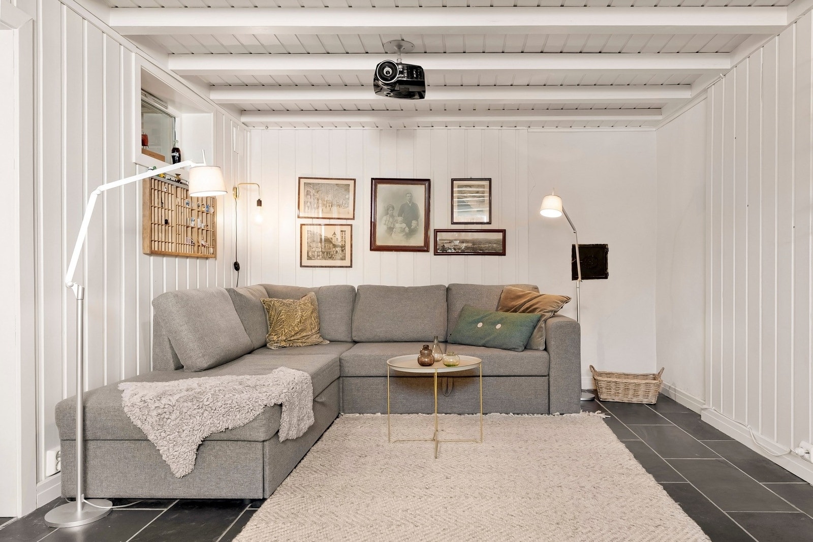 Her er det god plass til en sofakrok med TV og tilhørende møblement. Galleribilde