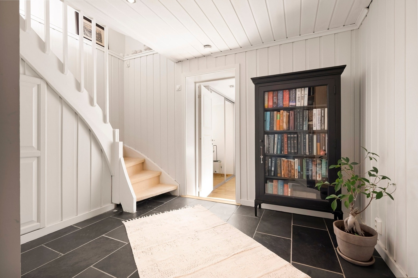 Når du ankommer kjelleretasjen møtes du av en lysmalt gang med flislagt gulv og gulvvarme. Galleribilde