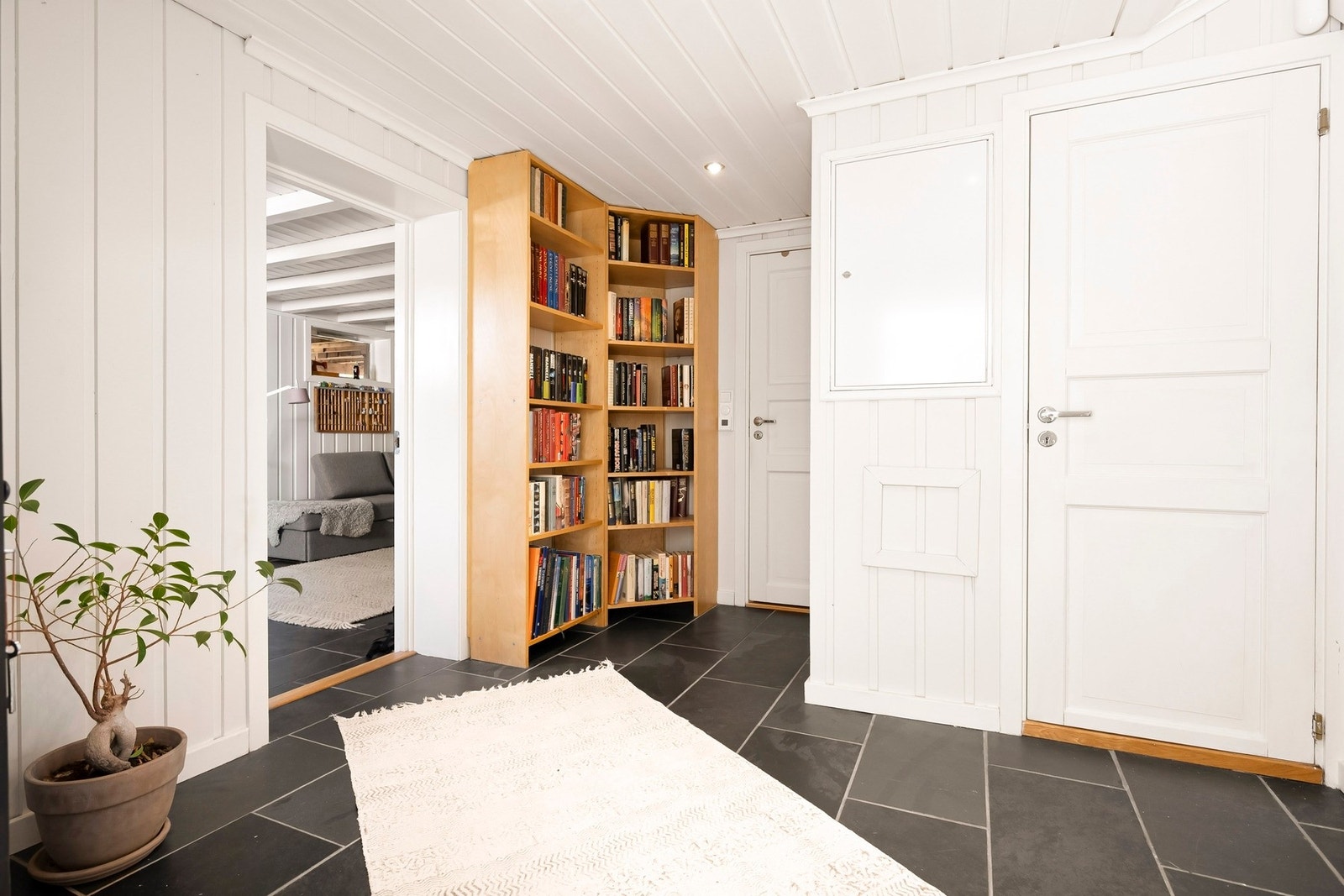 Når du ankommer kjelleretasjen møtes du av en lysmalt gang med flislagt gulv og gulvvarme. Galleribilde