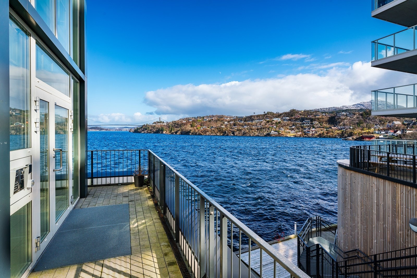 - Nyt solfylte sommerdager ved sjøen rett utenfor døren - Galleribilde