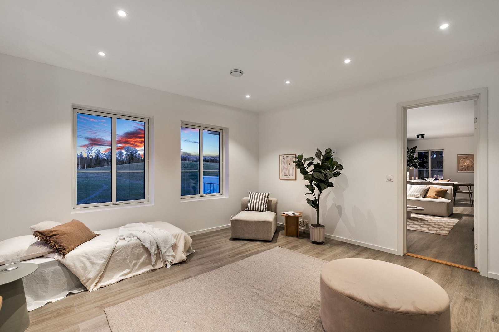 Innenfor stuen ligger et fleksibelt rom som ifølge byggetegninger er avsatt til hjemmekino, men som også fint kan fungere som et 4. soverom / fremtidig hybeldel. Galleribilde