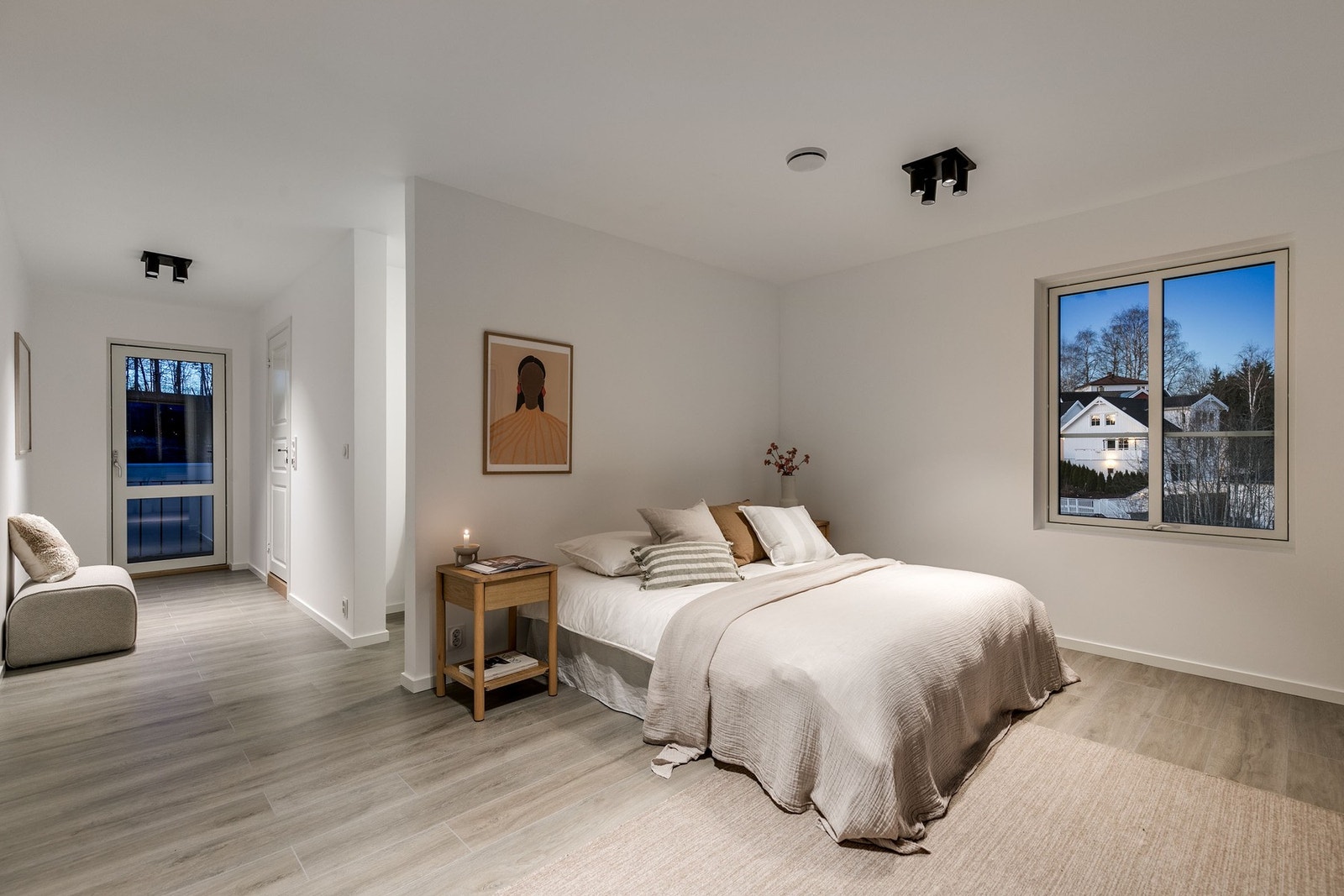 Hovedsoverommet ligger i egen suite med tilhørende garderobedel og bad, og har utgang til balkong på ca. 6 kvm. Galleribilde