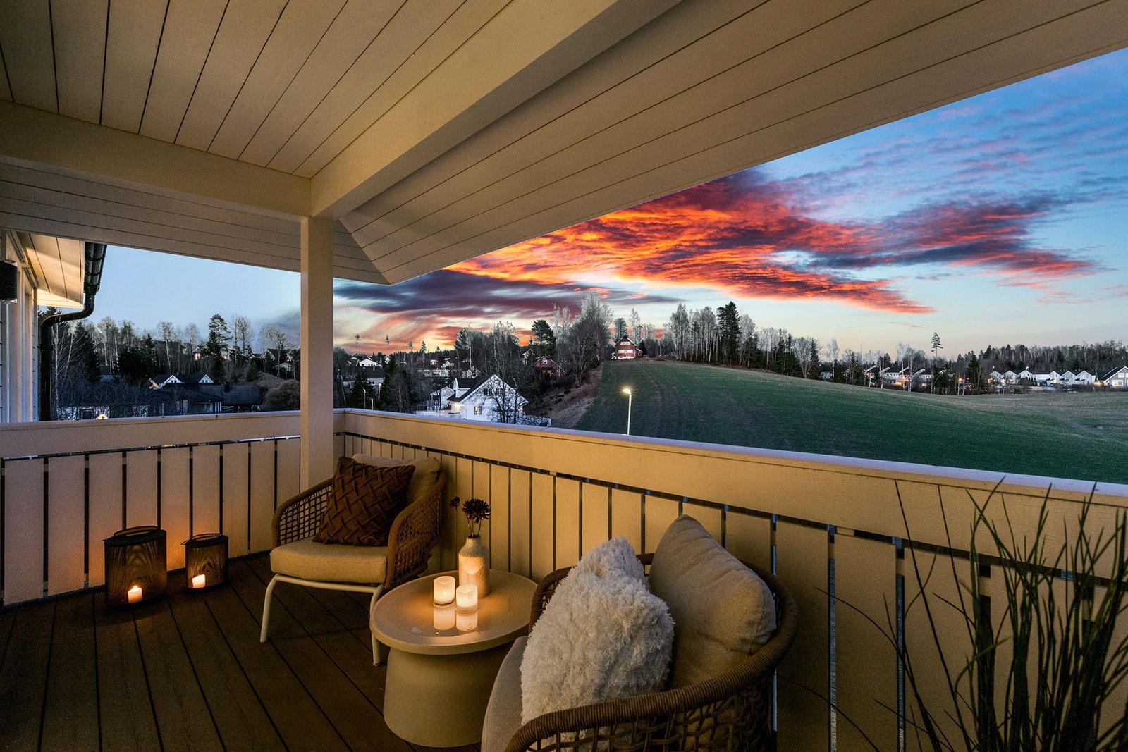 Fra Tv-stuen er det utgang til en skjermet balkong på ca. 9 kvm med flott utsyn over det naturskjønne landskapet. Galleribilde