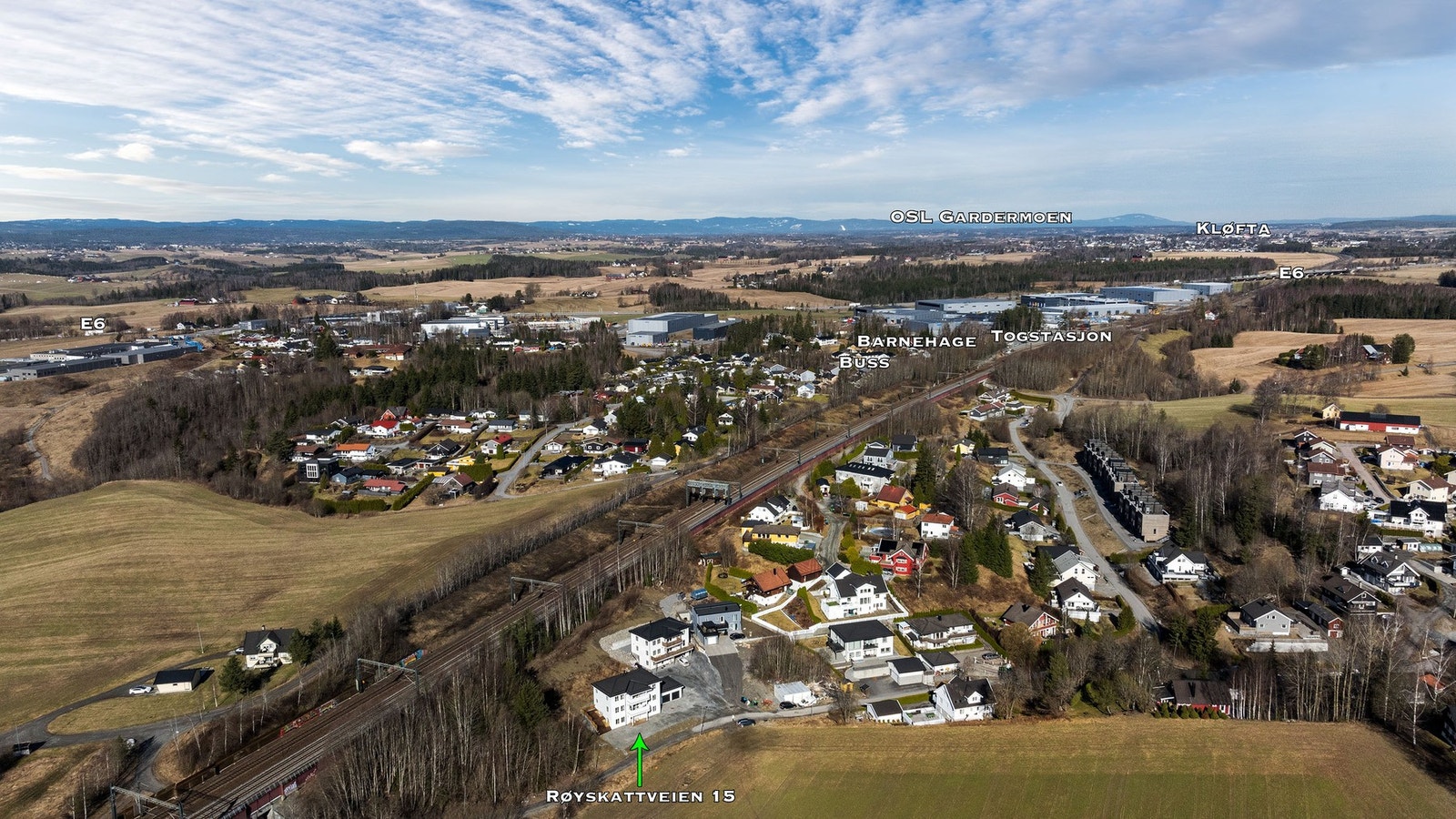Boligen har en fin intern beliggenhet i utkanten av feltet, med gode solforhold og flott utsyn over det omkringliggende landskapet. Galleribilde