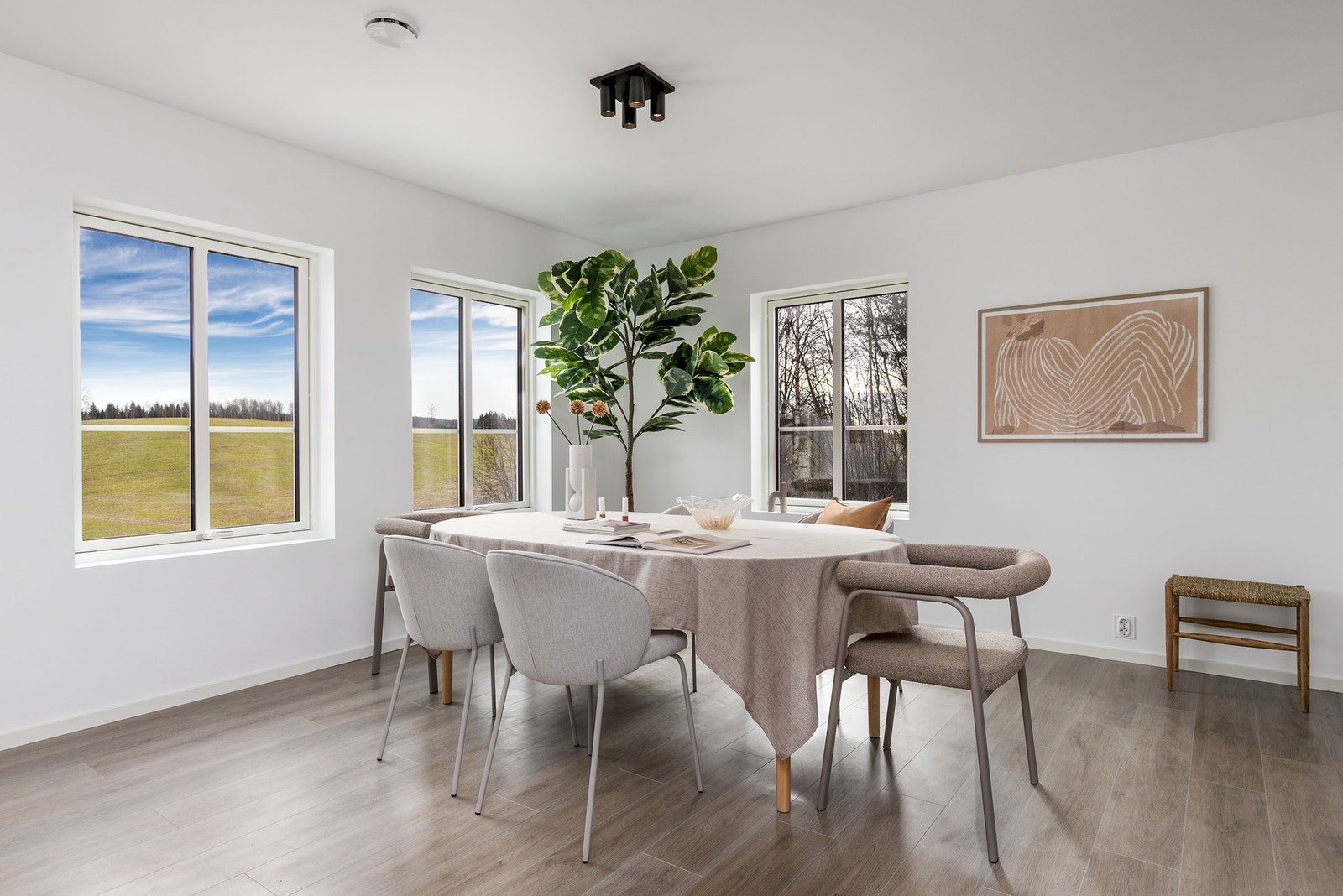 Spisestuen ligger i tilknytning til kjøkkenet og har gode lysforhold fra flere vinduer, med flott utsyn over landskapet. Galleribilde