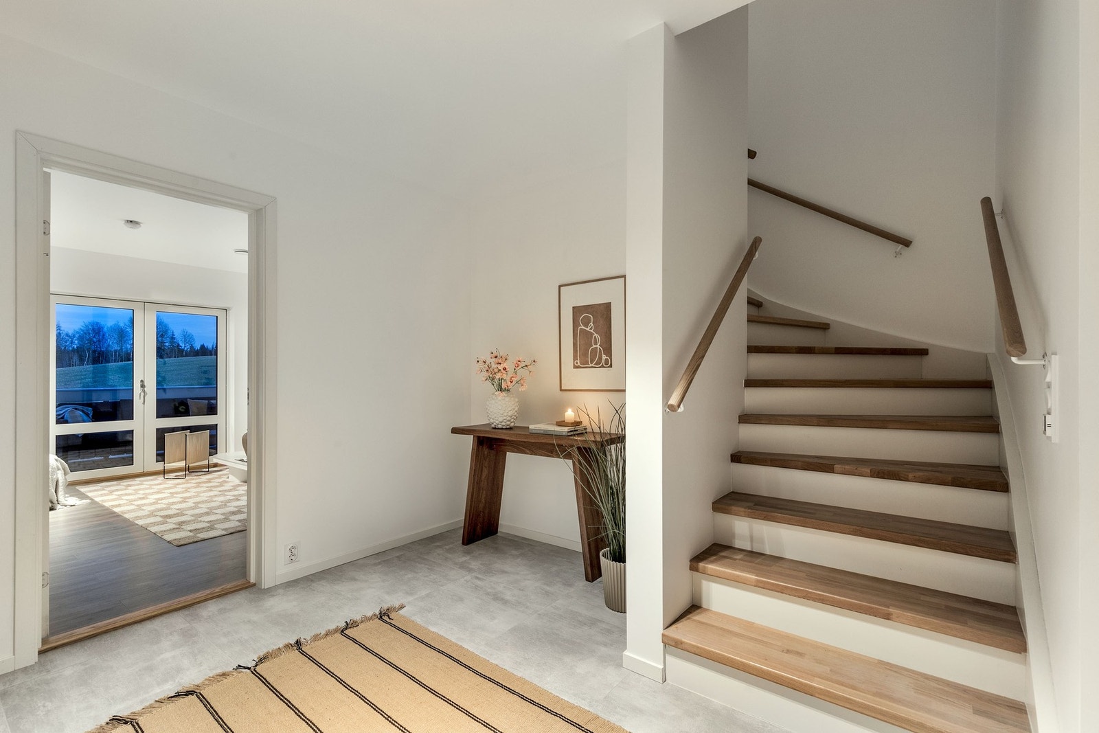 Trapp med heltre eiketrinn leder opp til boligens TV-stue. Galleribilde