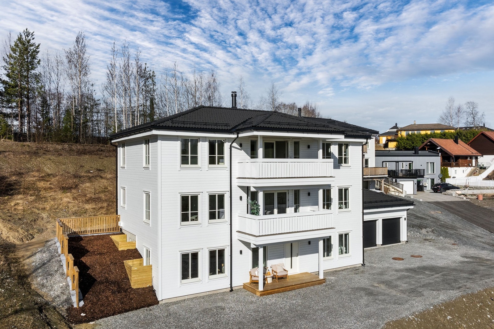 Seksjonert 4-roms utleiedel i sokkeletasje med estimerte leieinntekter på ca. kr 15.000,- per mnd. Galleribilde