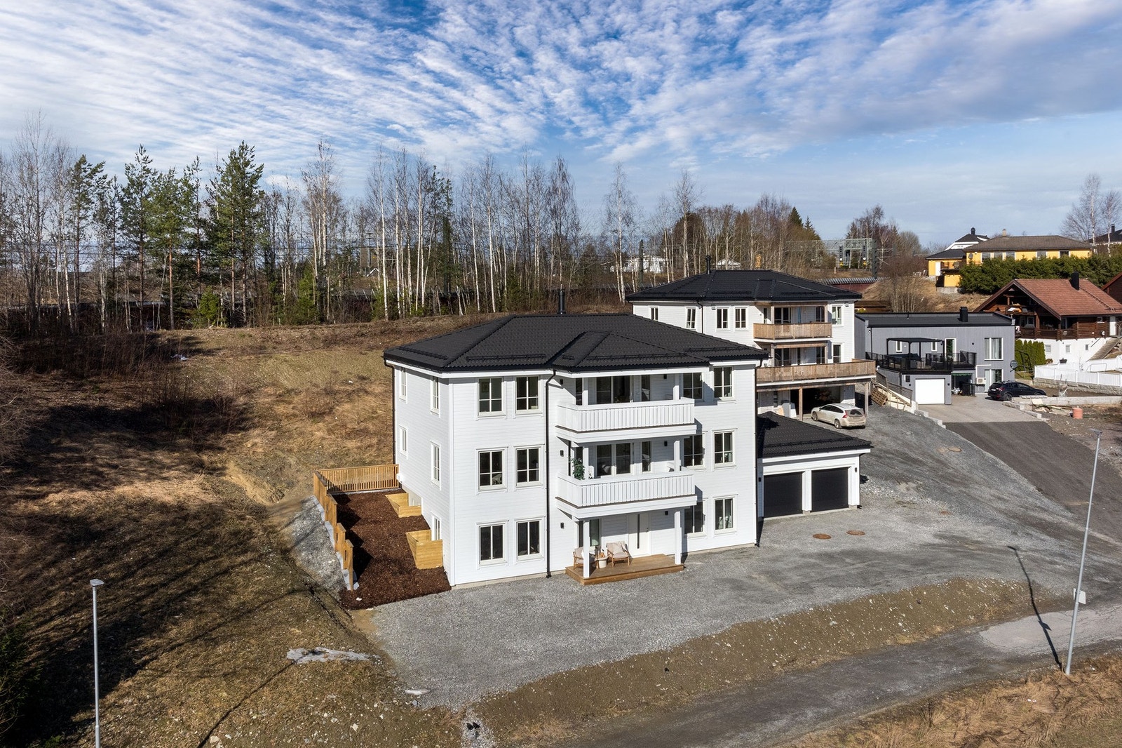 Eiet tomt på 784 kvm. Tomten fremstår som planert - opparbeidet med terrasser, bark, støpt trapp og gruslagt gårdsplass. Eiendommen ligger i relativt skrånende terreng. Galleribilde