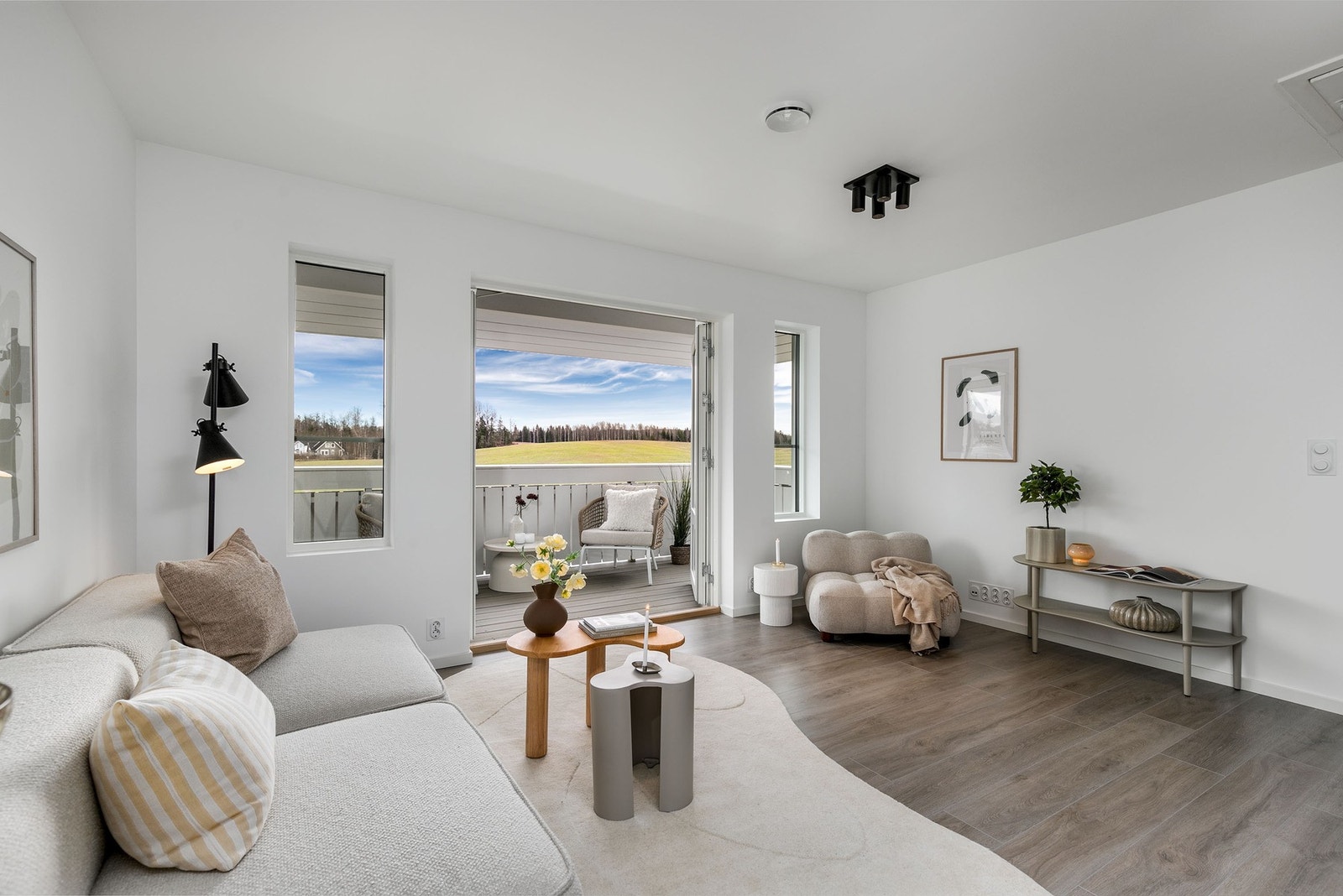 Tv-stuen har gode lysforhold og plass til sofa- og TV-løsning. Galleribilde