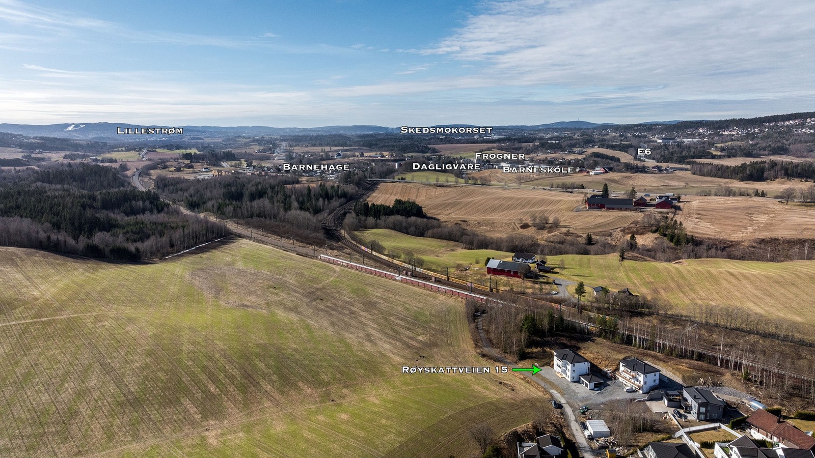 Ca. 7 min m/bil til Frogner sentrum. Togavgang hver halvtime - ca. 28 min til Oslo S. Galleribilde