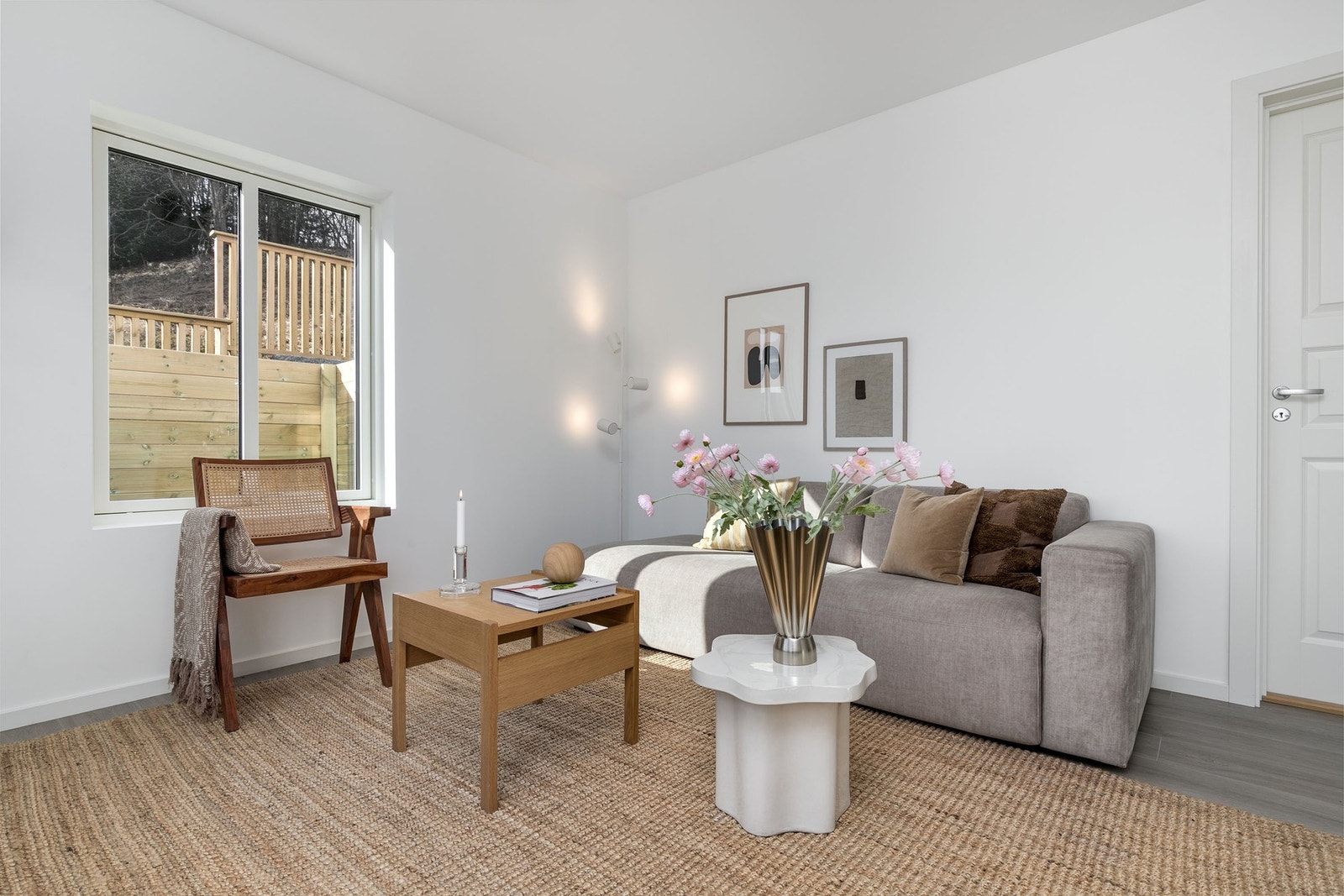 Seksjonert utleiedel: Stuen har god plass til sofa- og TV-løsning. Galleribilde