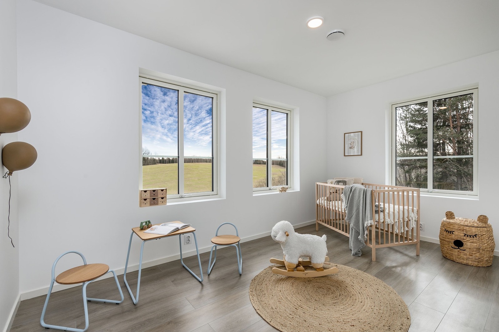 Soverom 3 har malte slette veggflater, laminat på gulv og gode vindusflater. Galleribilde