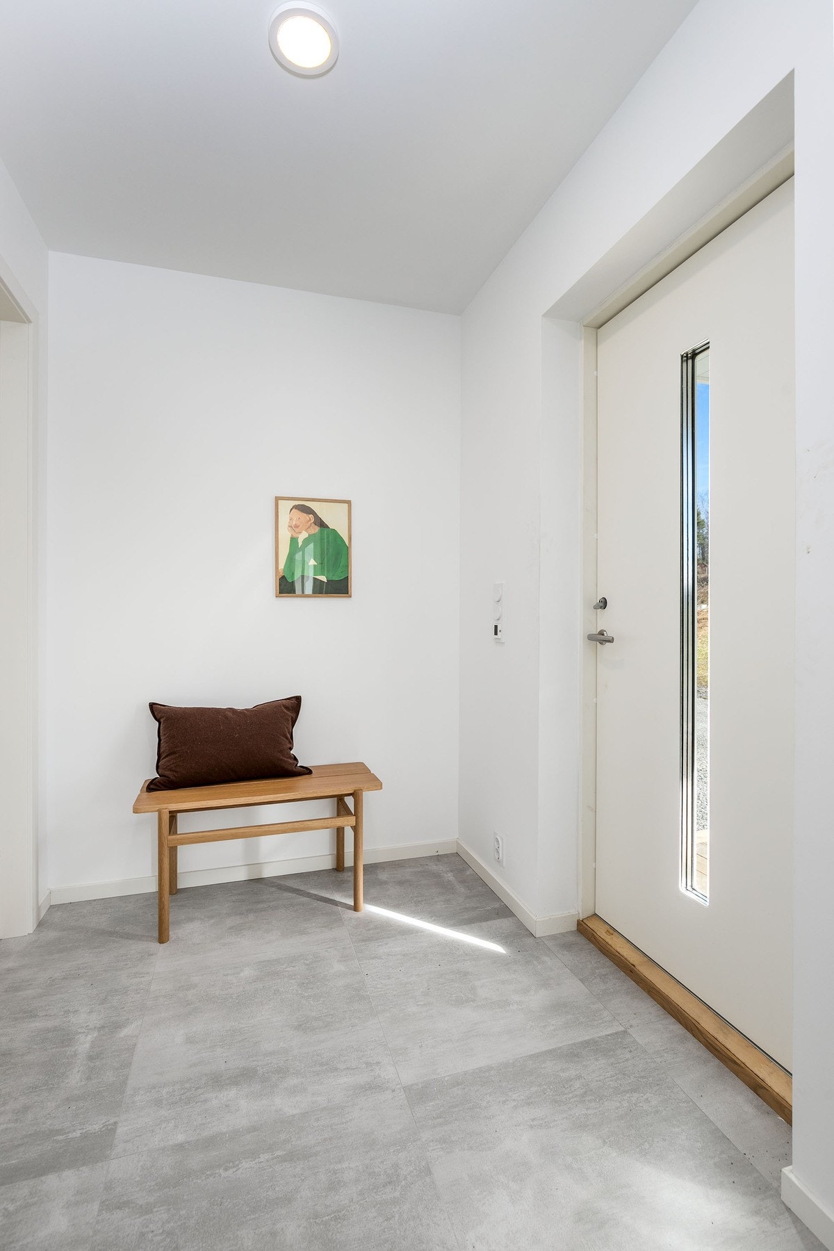 Seksjonert utleiedel: Hyggelig entre med fliser på gulv med gulvvarme og lysmalte slette veggflater. Galleribilde