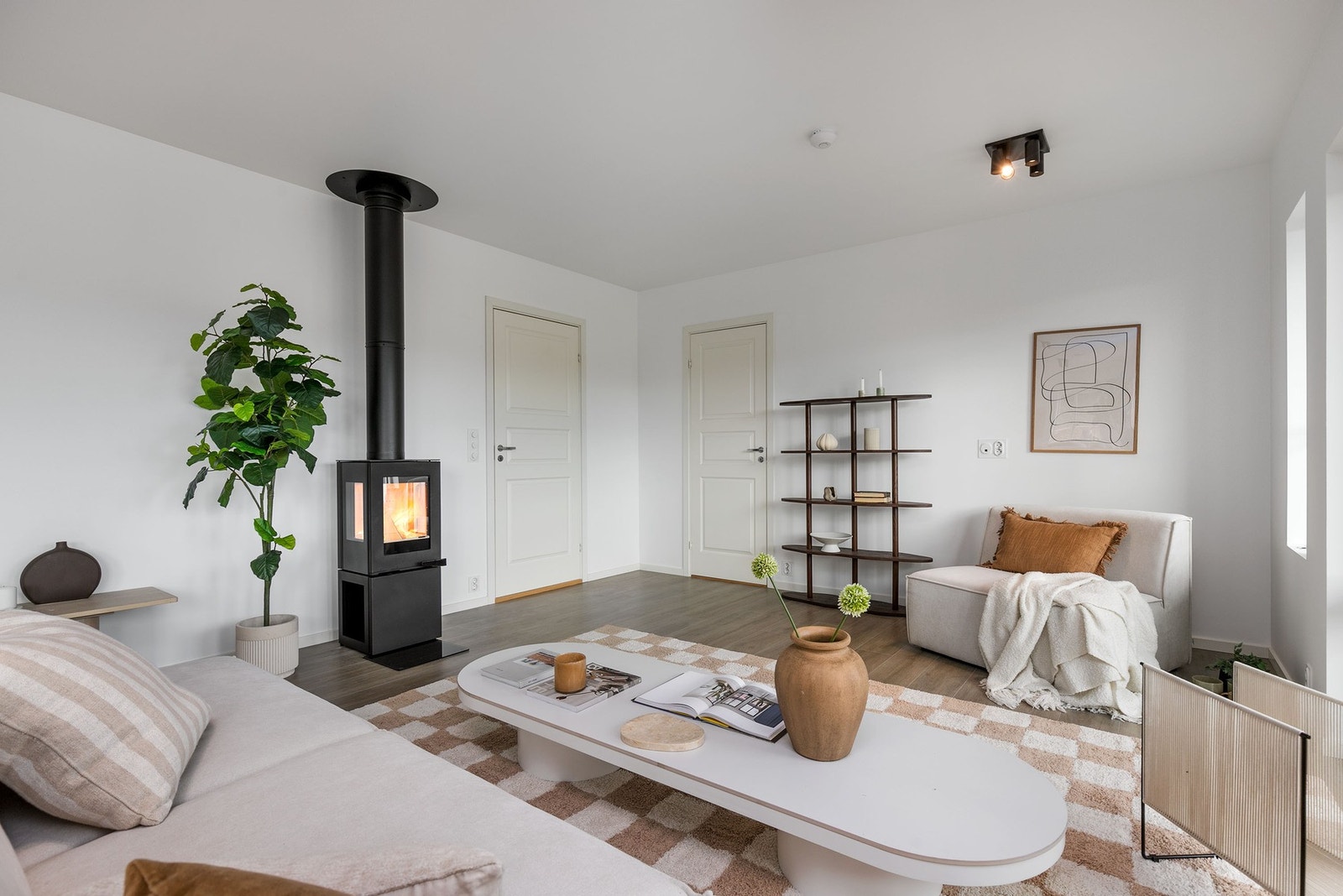 Lyspigmentert laminat strekker seg sømløst gjennom rommet. Galleribilde