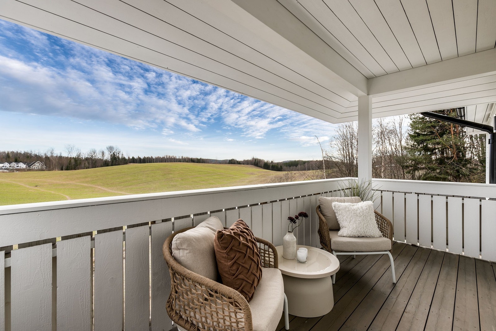 Utgang til solrik balkong på ca. 9 kvm med flott utsyn. Galleribilde