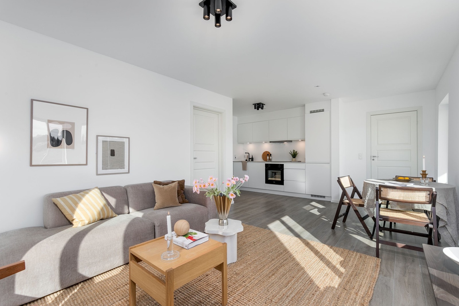 Seksjonert utleiedel: Lys, luftig og åpen stue. Galleribilde