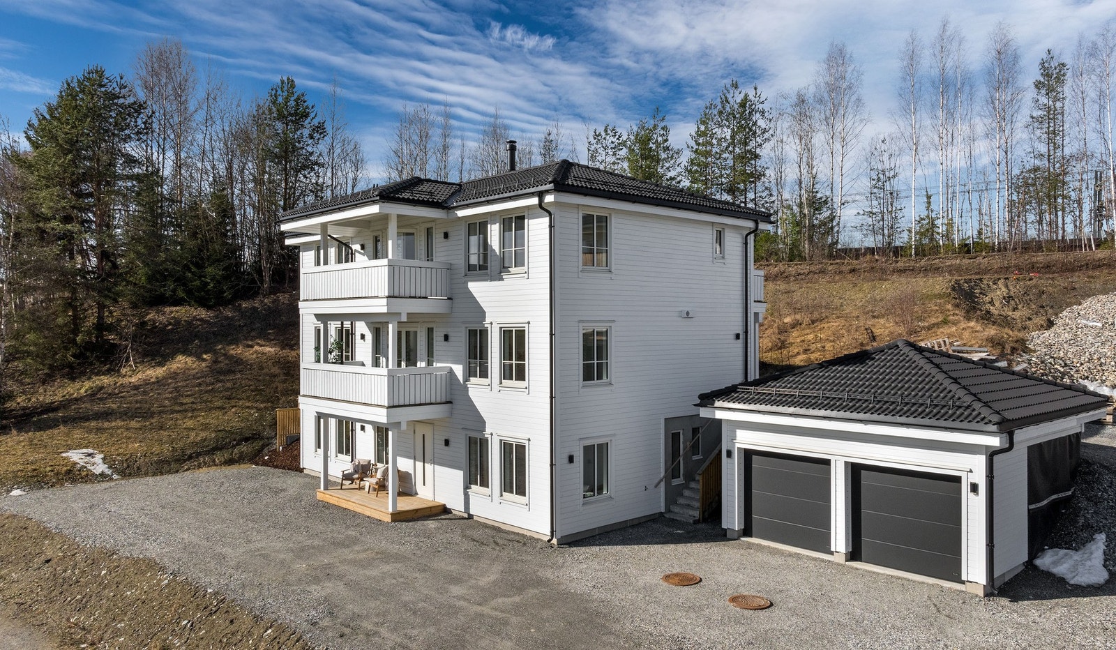 Parkering i frittstående dobbelgarasje med 2 stk. elektriske leddporter. Galleribilde