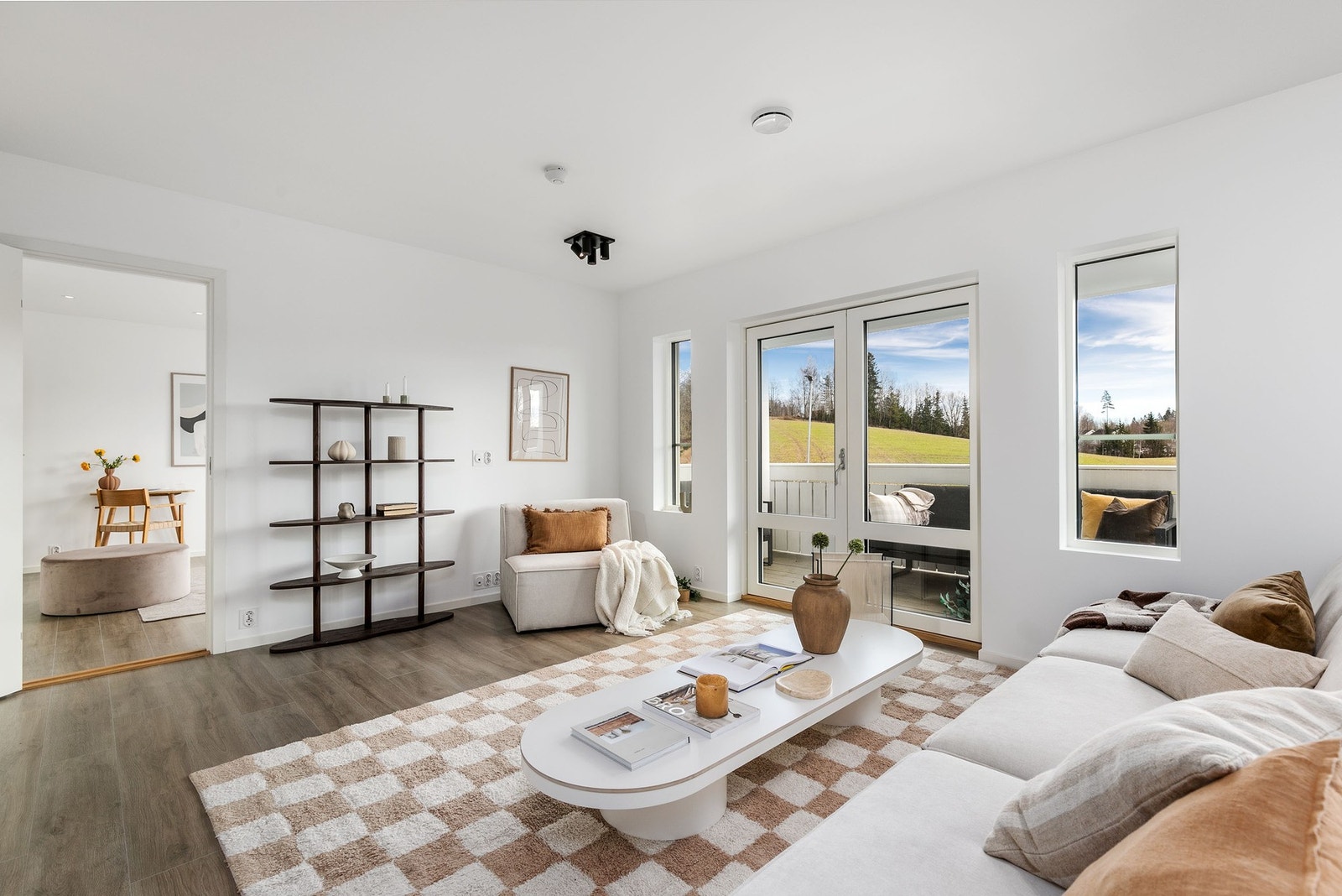 Stuen fremstår som lys og innbydende med tidsriktige fargevalg, store vindusflater i flere himmelretninger og god takhøyde på ca. 2,51 meter. Galleribilde