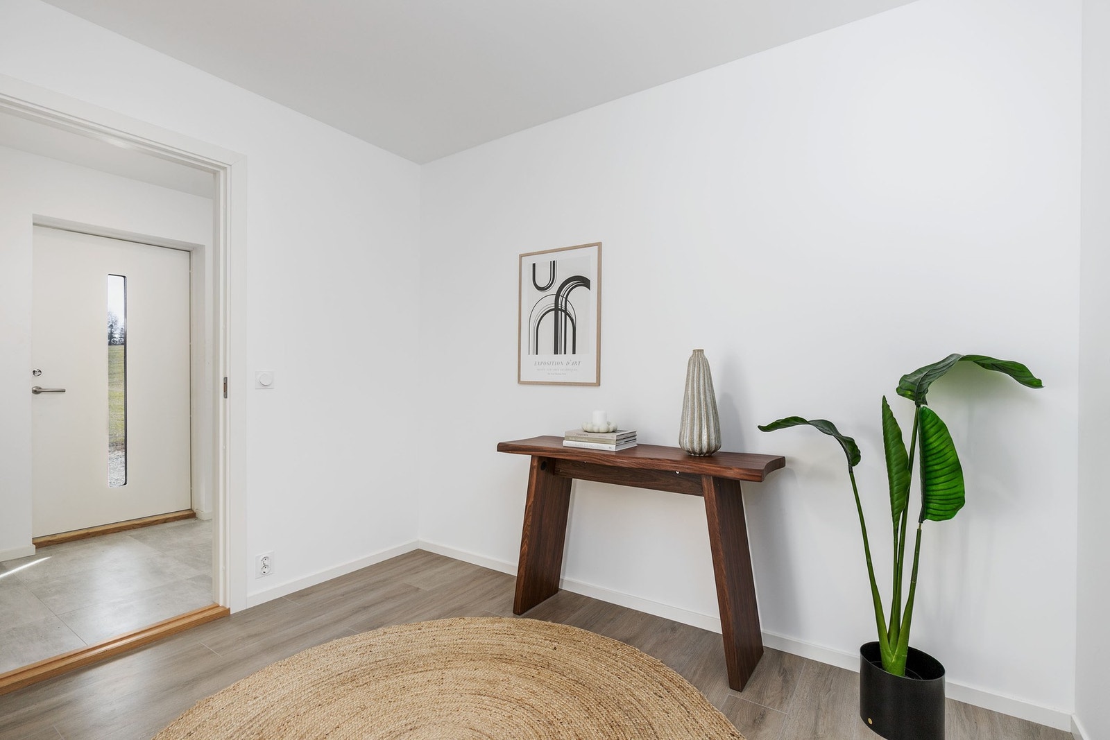 Seksjonert utleiedel: Garderobedel innenfor entre. Galleribilde