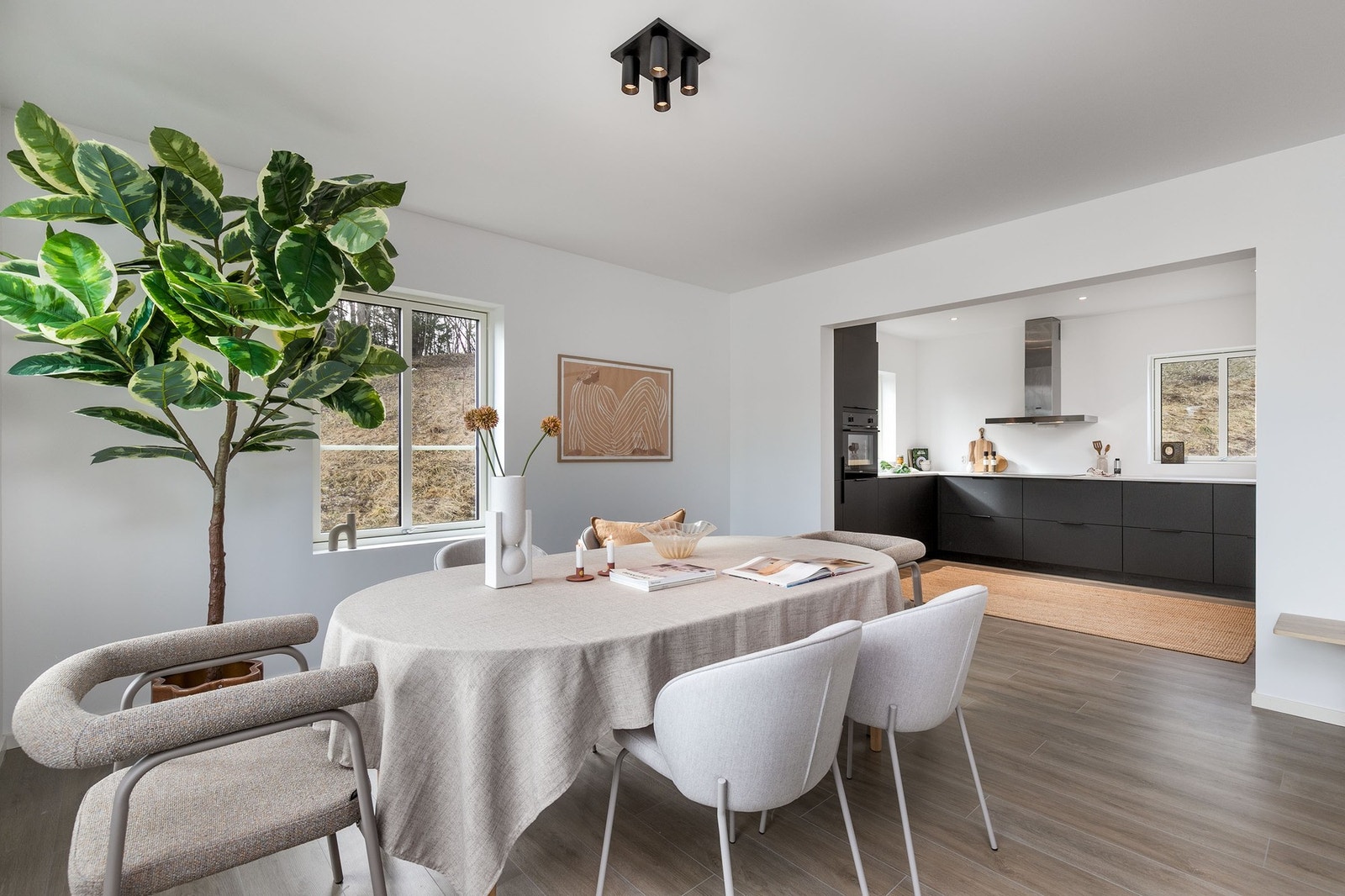 Lys, luftig og åpem planløsning. Galleribilde