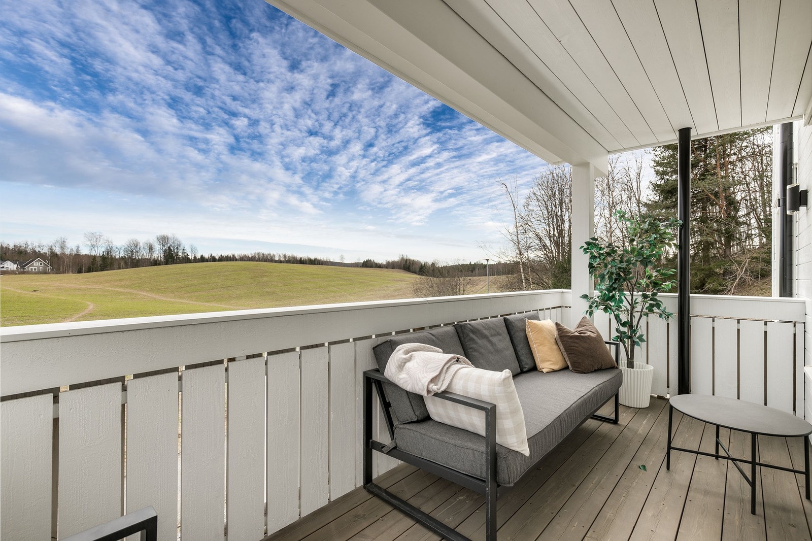 De doble terrassedørene fører enkelt ut til en solrik balkong på ca. 8 kvm, hvor man kan nyte late dager og sene kvelder i hyggelige omgivelser. Galleribilde