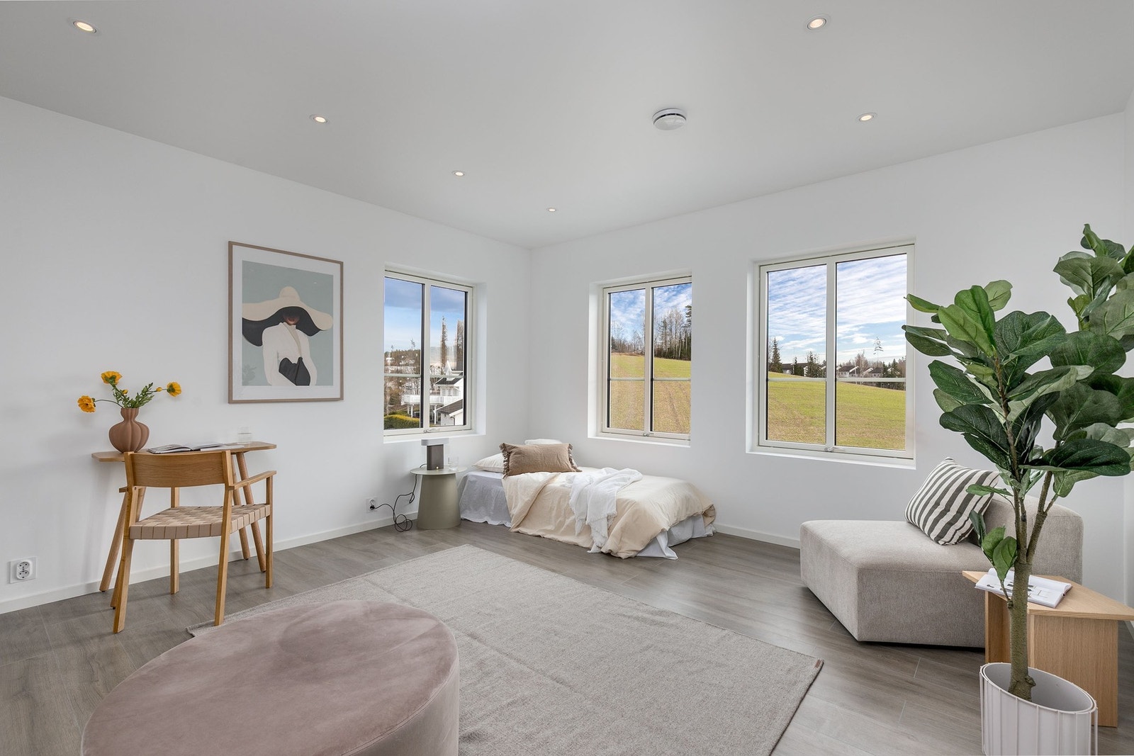 Rommet har lysmalte vegger, lyspigmentert laminatgulv og store vindusflater. Det er direkte adkomst til eget bad og vaskerom, samt egen utgang. Estimerte leieinntekter ved ferdigstilt hybel er ca. kr 7.000,- per mnd. Galleribilde