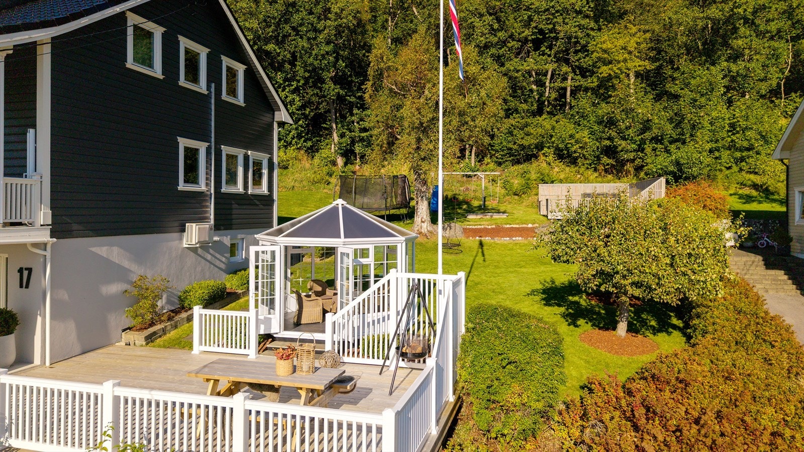 Eiendommen har lun og solrik beliggenhet. Galleribilde