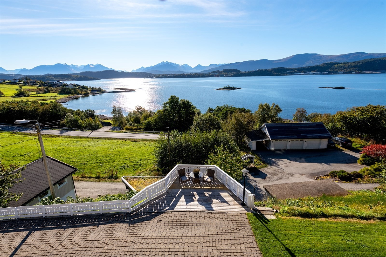 Eiendommen har også en terrasse med ettermiddag/kveldssol i tilknytning til boligens gårdsplass. Galleribilde