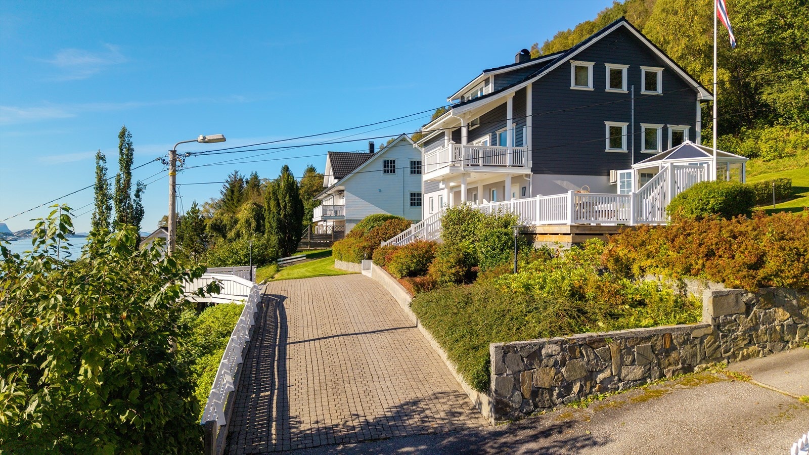 Pent opparbeidet eiendom som ligger høyt og fritt i skoggrensen. Tilkjøringsveg og biloppstillingsplasser ved huset. Galleribilde
