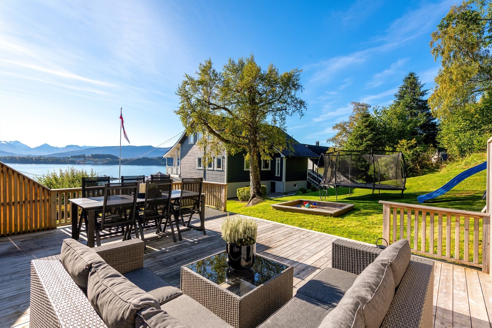 Skjermet terrasse mot skoggrensen. Galleribilde