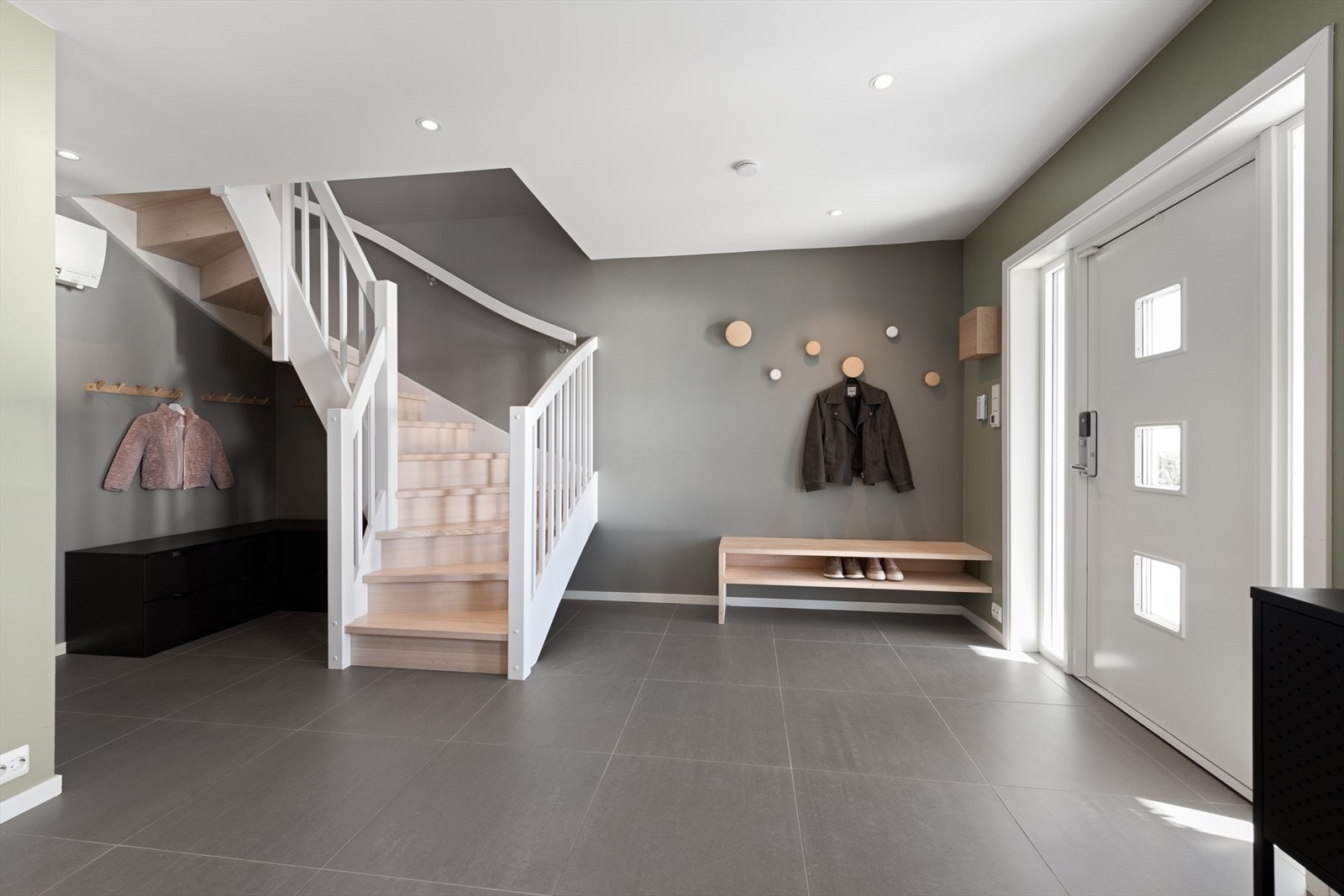 Hall har også lagringsplass under trappen. Galleribilde