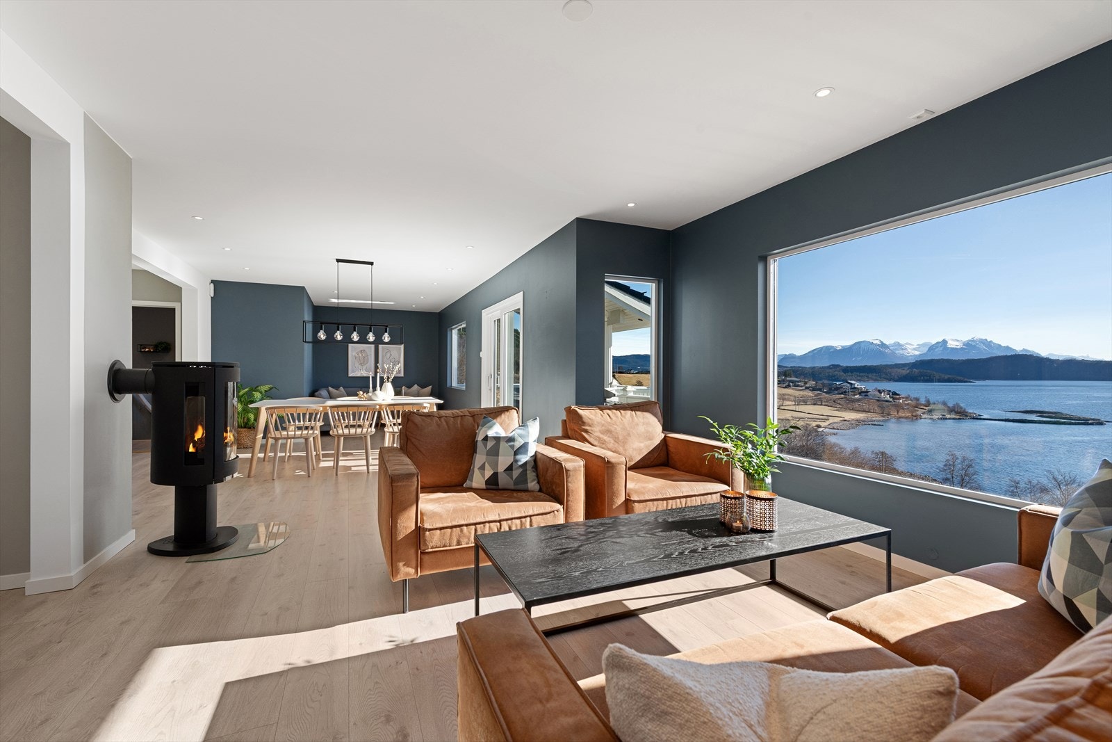 Stuen har store vinduflater med mye lysinnslipp og en helt fantastisk utsikt. Galleribilde