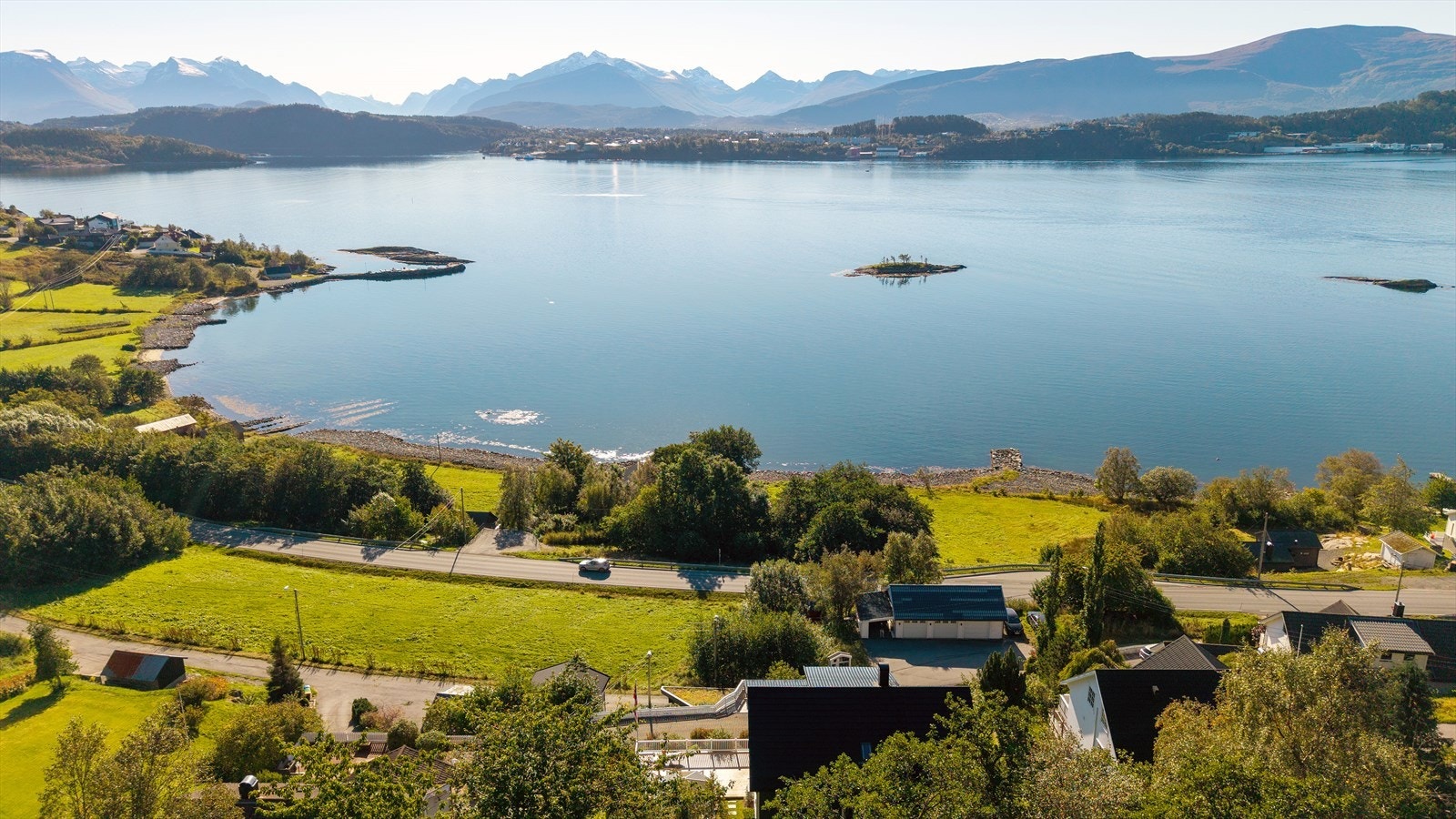 Eiendommen ligger sjønært og naturnært. Fra boligen går man rett inn i flotte turområder på fjellet. Galleribilde