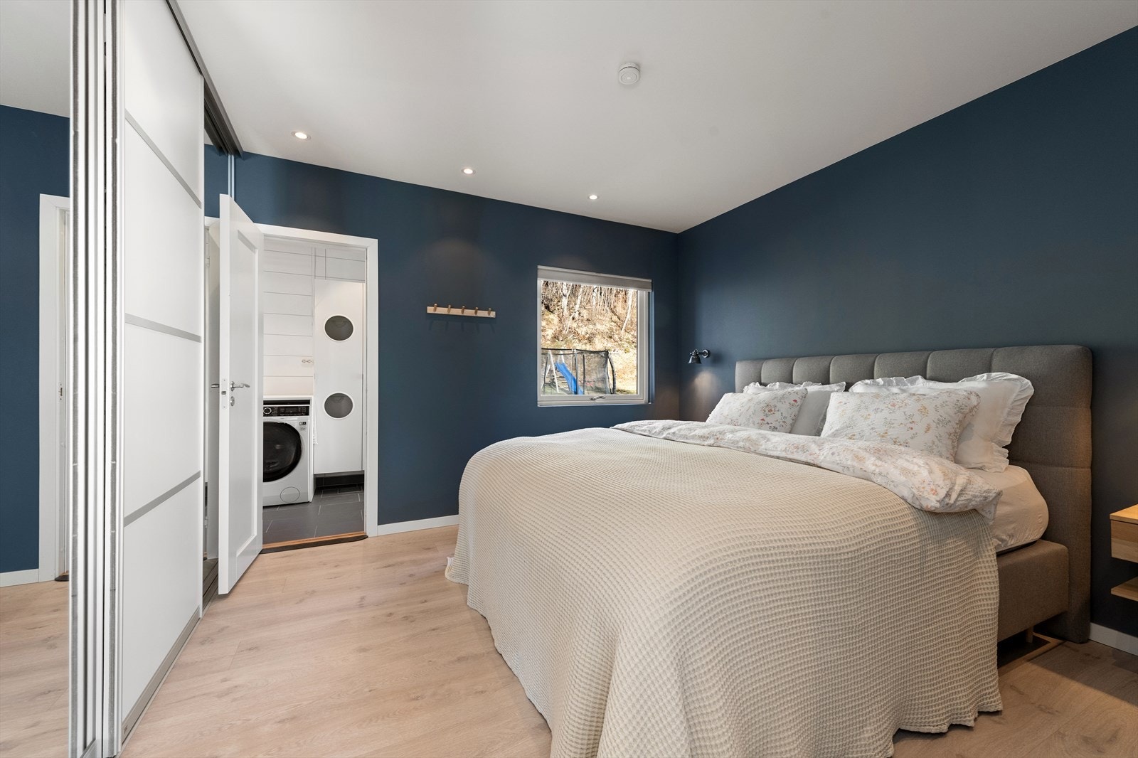 I boligens hovedetasje ligger master bedroom vegg i vegg med stue. Det er direkte adkomst til både stue og vaskerom m/toalett. Galleribilde