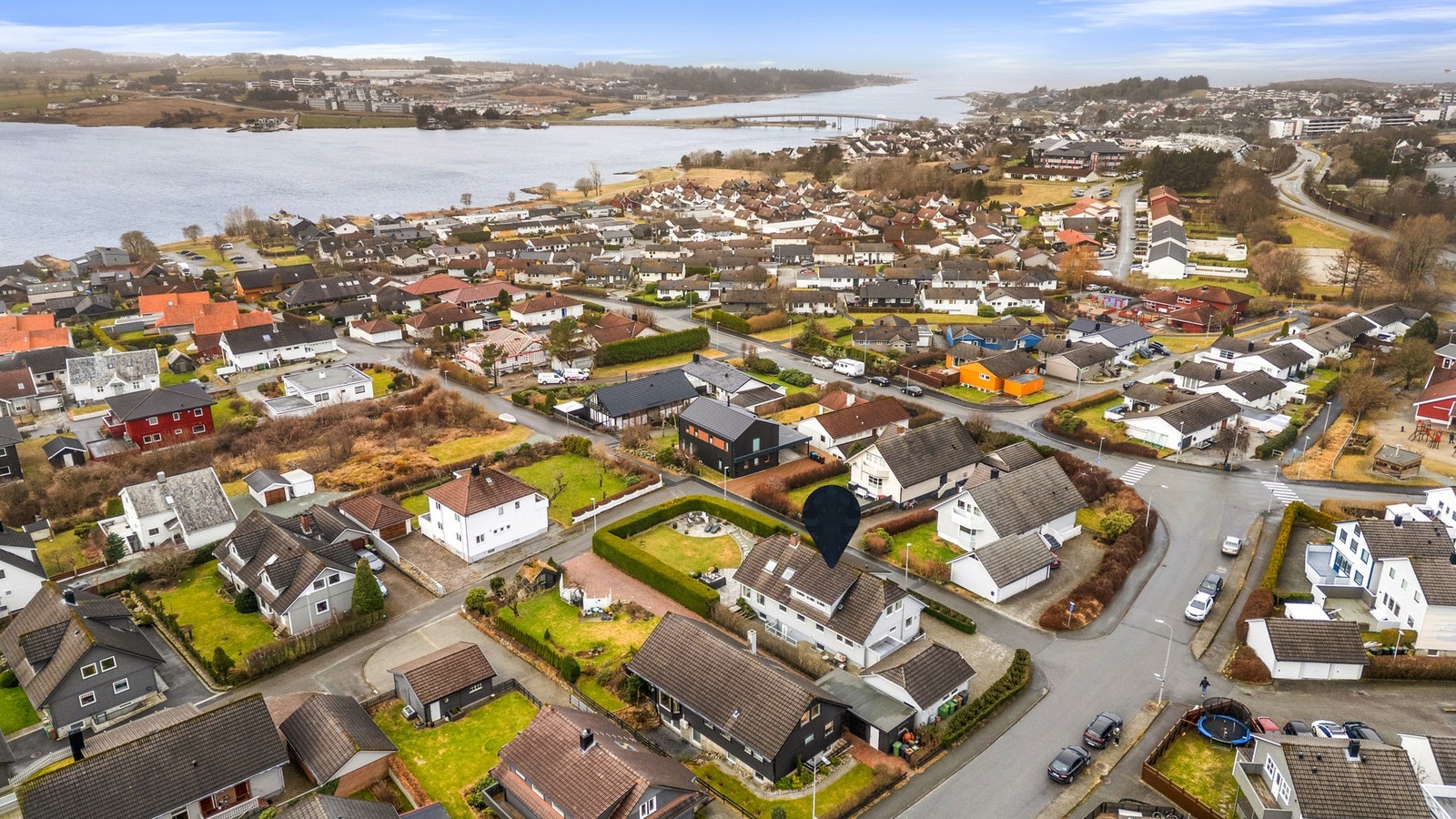 Attraktiv og barnevennlig beliggenhet på Sunde med kort vei til sjøen og flotte turmuligheter. Galleribilde