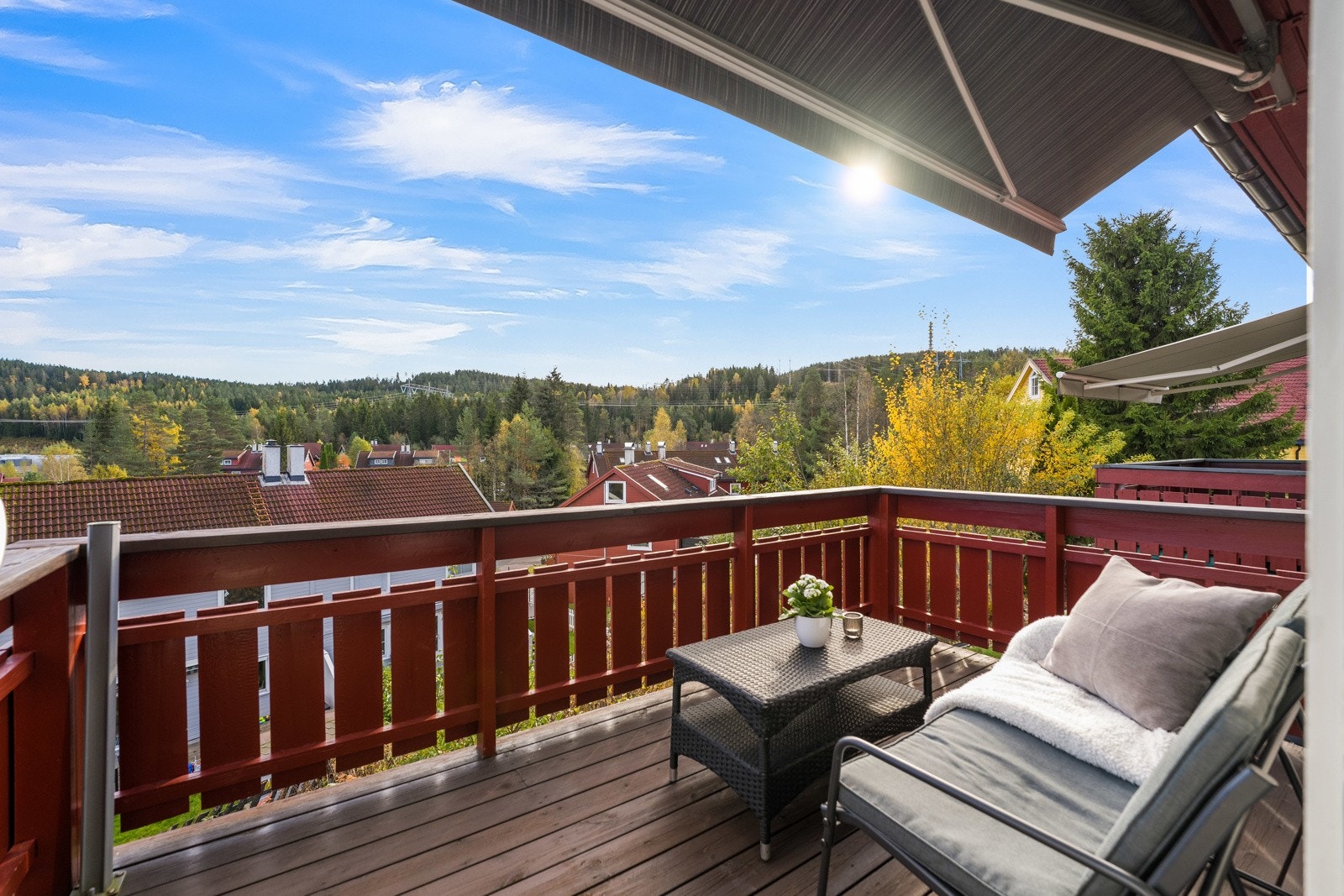 Veranda i trekonstruksjon, med adkomst fra stue. Også her er det montert markise. Galleribilde