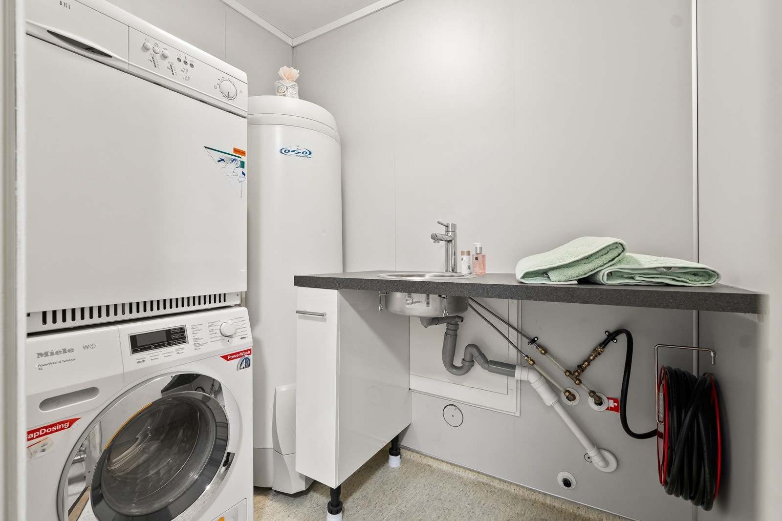 Separat og arealeffektivt vaskerom med opplegg for vaskesøyle, noe som gir en praktisk løsning for klesvask. Galleribilde