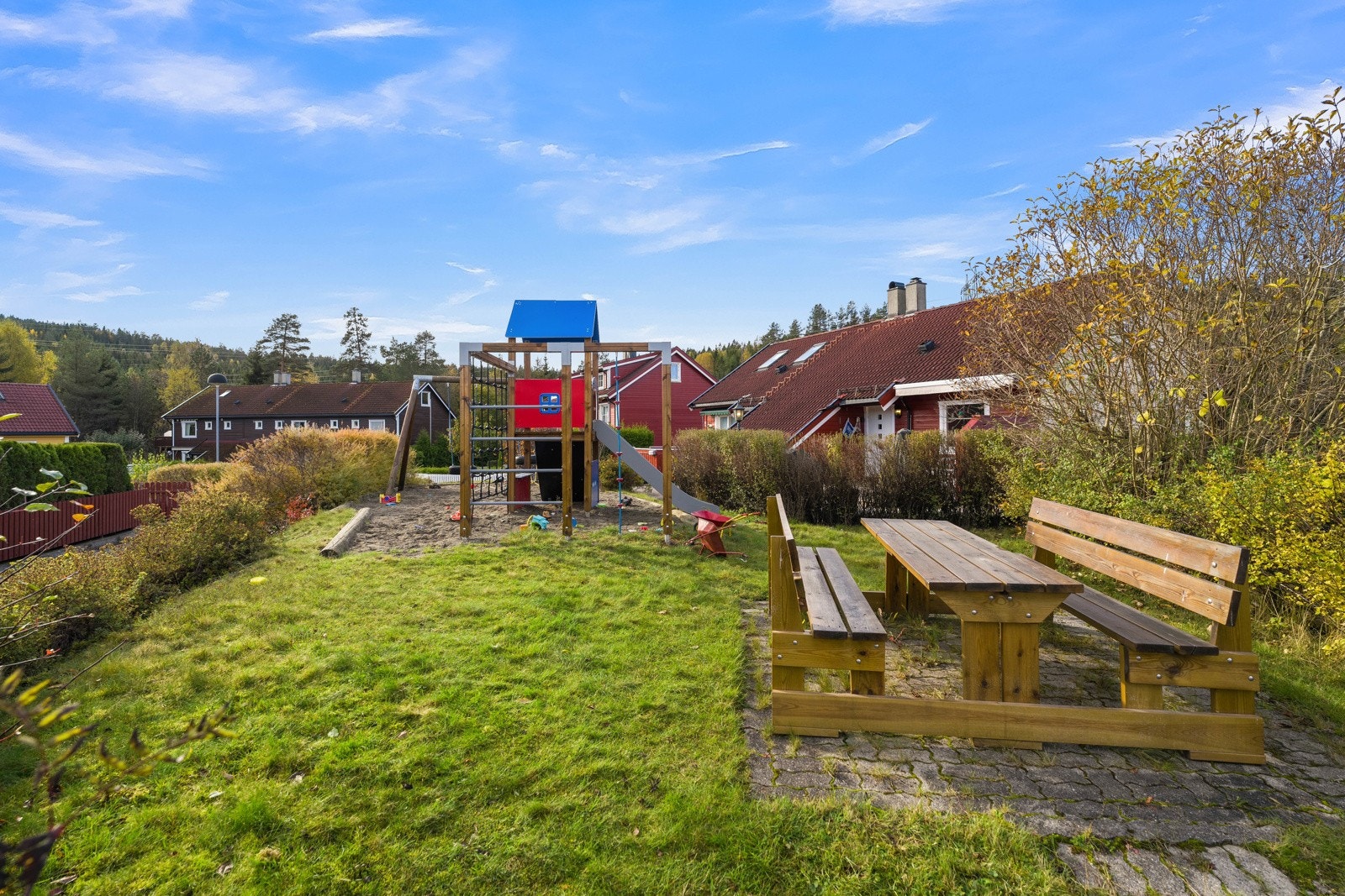 Den lille koselige lekeplassen som er tilknyttet tunet med totalt 16 boliger som Porsveien 40 hører til. Galleribilde