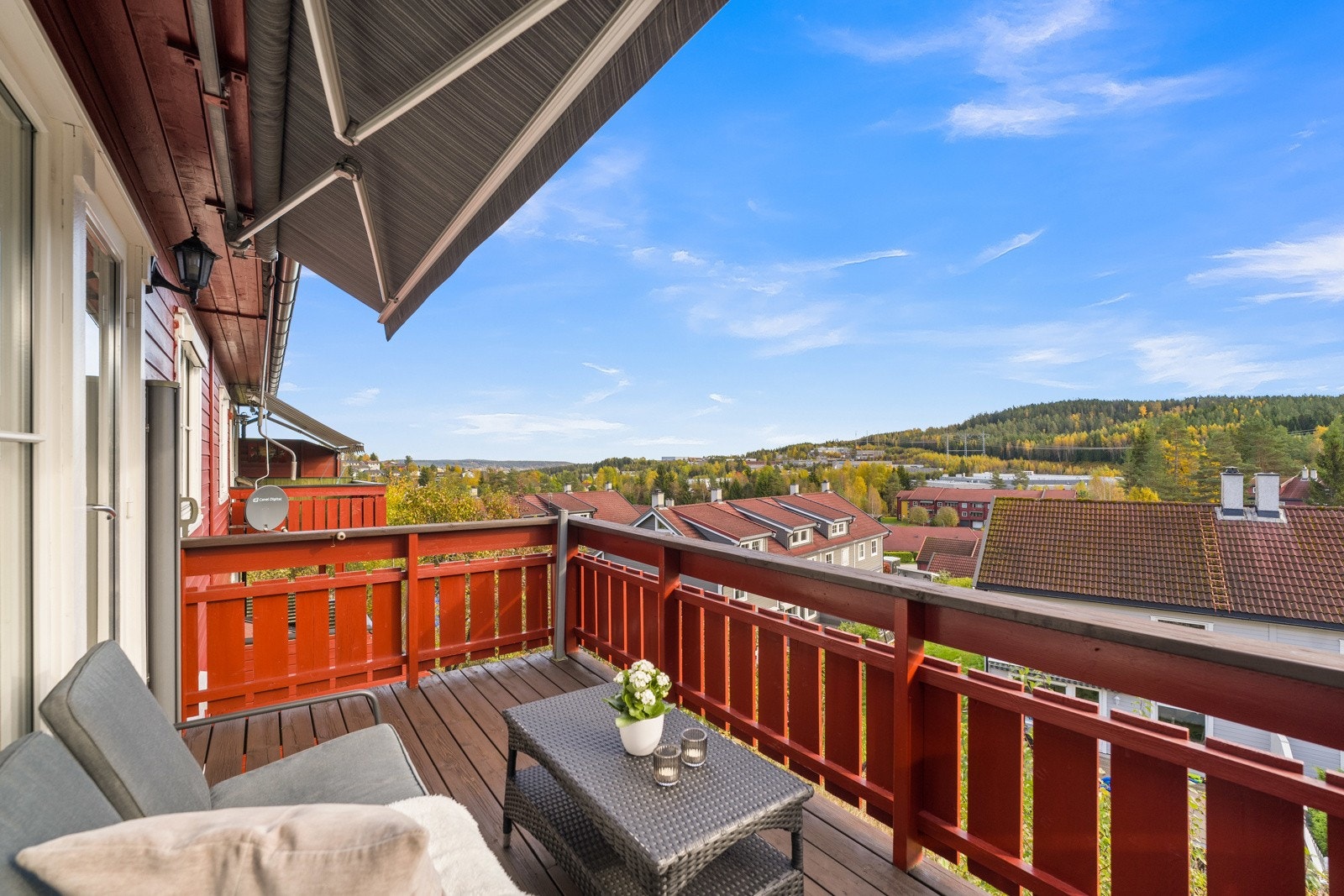 Veranda i trekonstruksjon, med adkomst fra stue, ca.8 kvm. Galleribilde