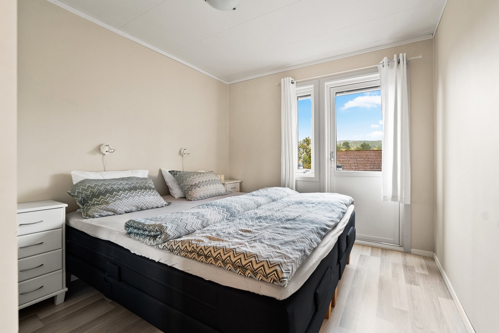 Soverom 1. Hovedsoverom. Hovedsoverommet har i tillegg verandadør med direkte utgang til terrassen på bakkeplan. Galleribilde