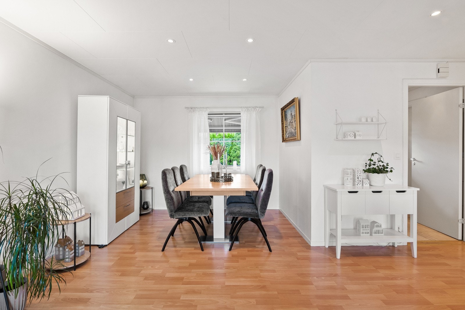 Stuen er et lyst og innbydende oppholdsrom med en stilren og funksjonell utforming. Downlights bidrar til en behagelig belysning. Galleribilde