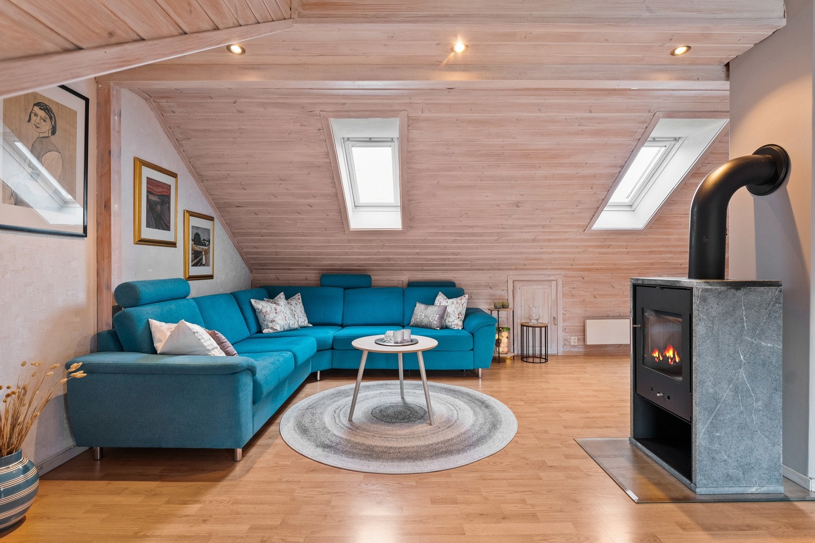 Innredet rom. Koselig med peisoven med kleberstein samt takvinder som slipper lyset inn. Galleribilde