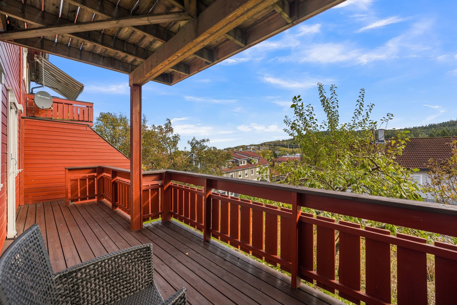 Terrasse i trekonstruksjon, med adkomst fra ett soverom i underetasjen, ca. 12 kvm. Galleribilde
