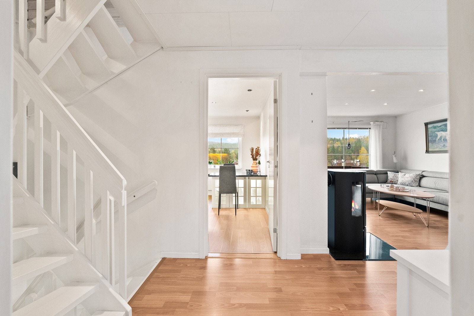 Bilde fra inngangen til boligen. Kjøkken rett frem og stue inn til høyre. Galleribilde