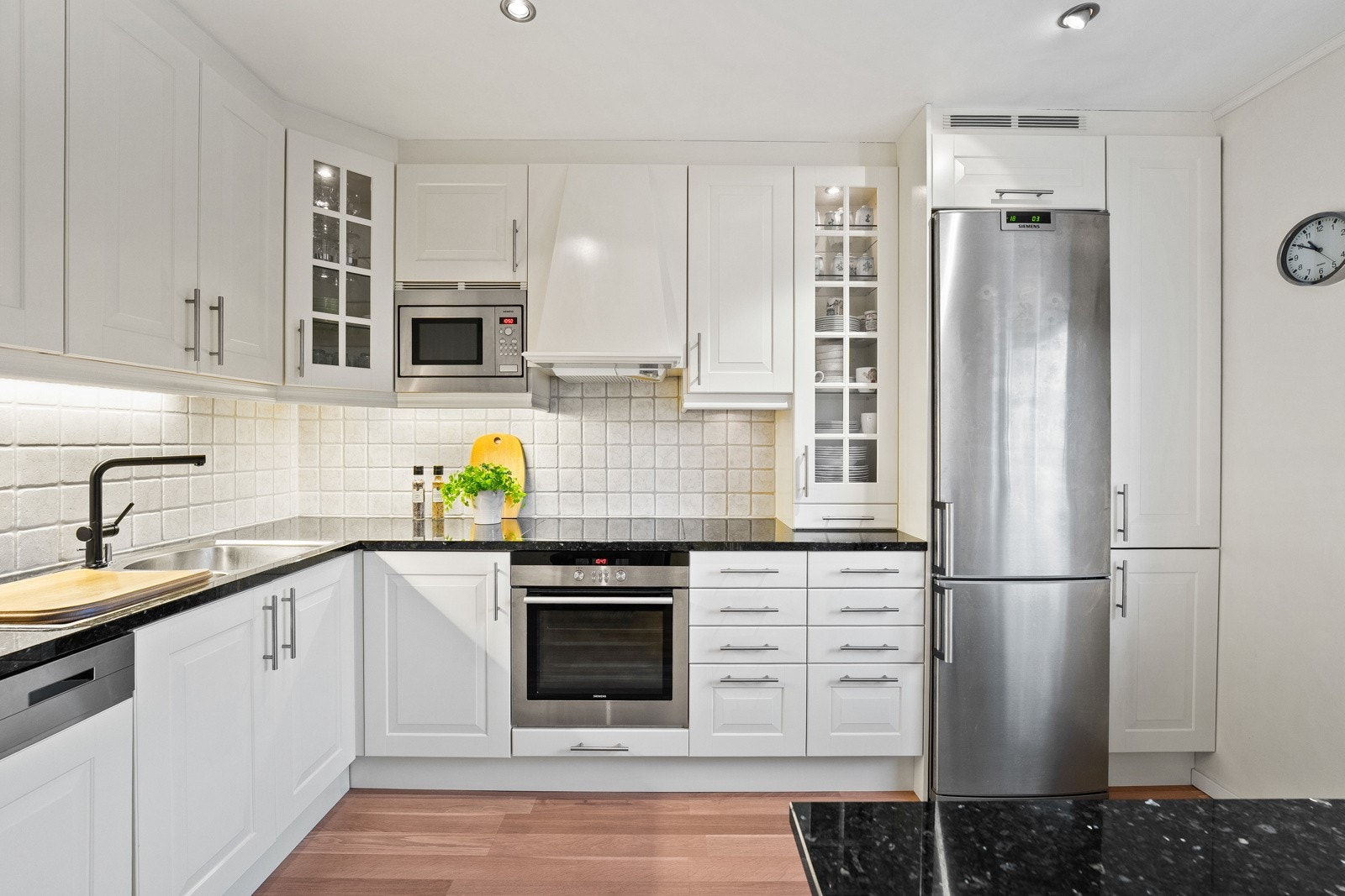 Den solide benkeplaten i granitt tilfører både et eksklusivt preg og god slitestyrke, samtidig som den gir gode arbeidsflater for matlaging. Galleribilde