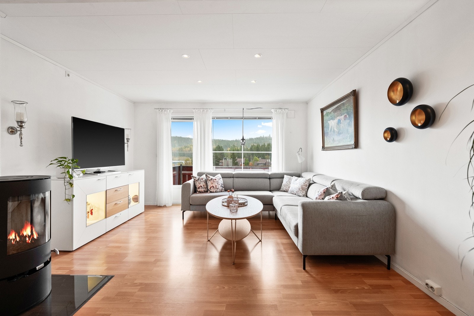 Store vindusflater slipper inn rikelig med dagslys og gir rommet en åpen og luftig atmosfære gjennom hele dagen. Galleribilde