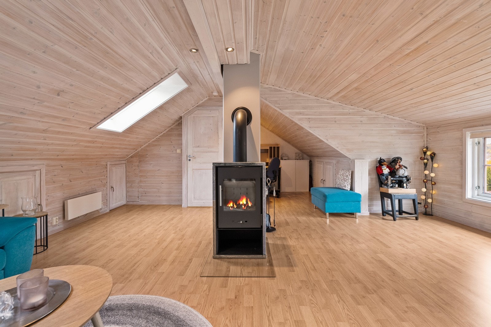 Innredet rom. Innerste dele er innredet med kontorplass. Galleribilde