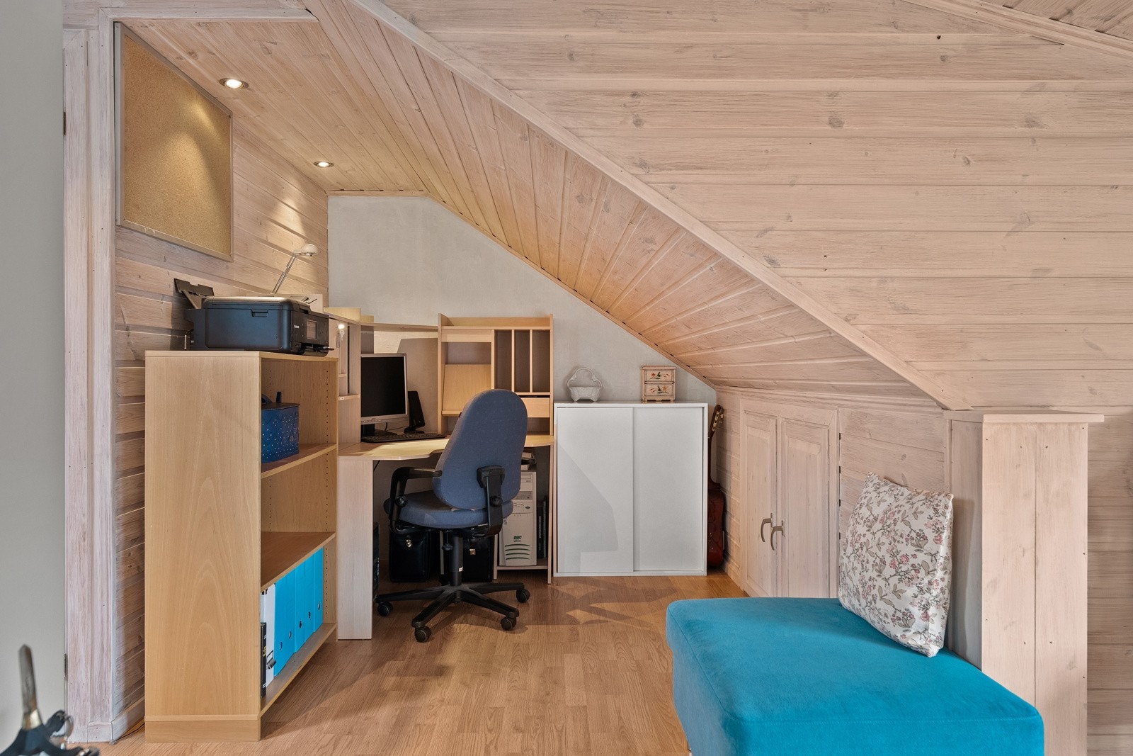 Innredet rom. Innerste delen er innredet til kontorplass. Galleribilde